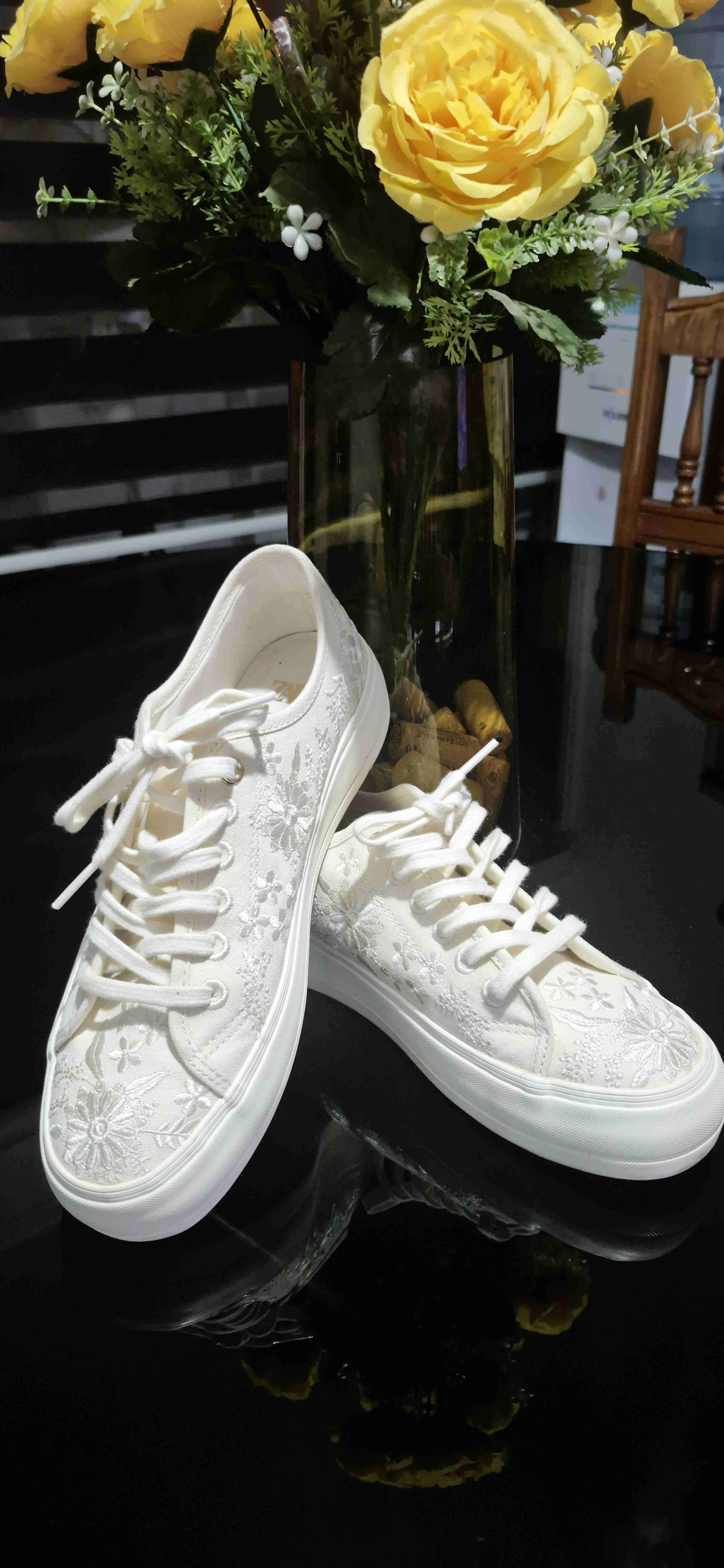 Zapatillas blancas Zara bordadas - miniatura 4