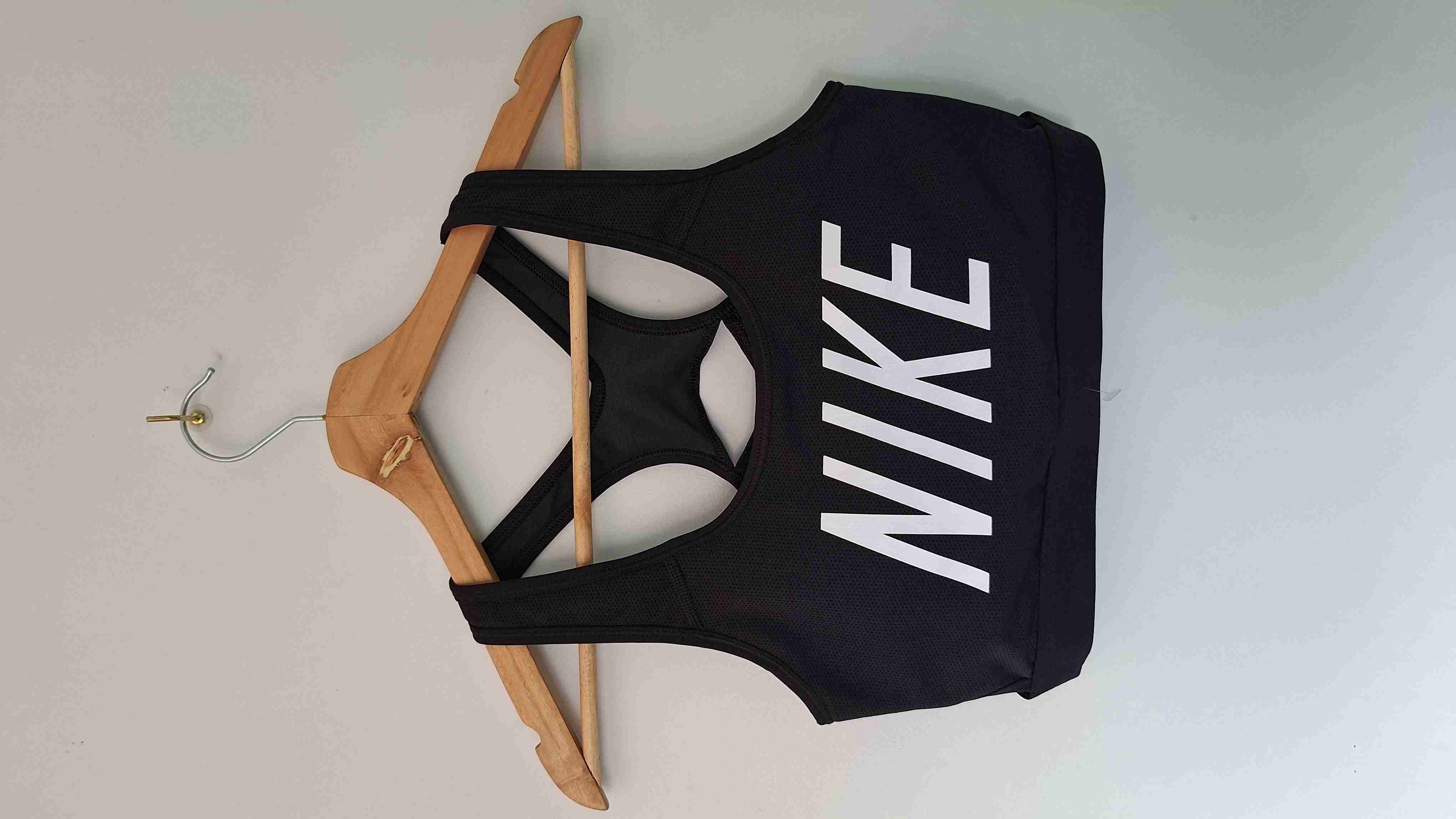 Top deportivo Nike negro - 1