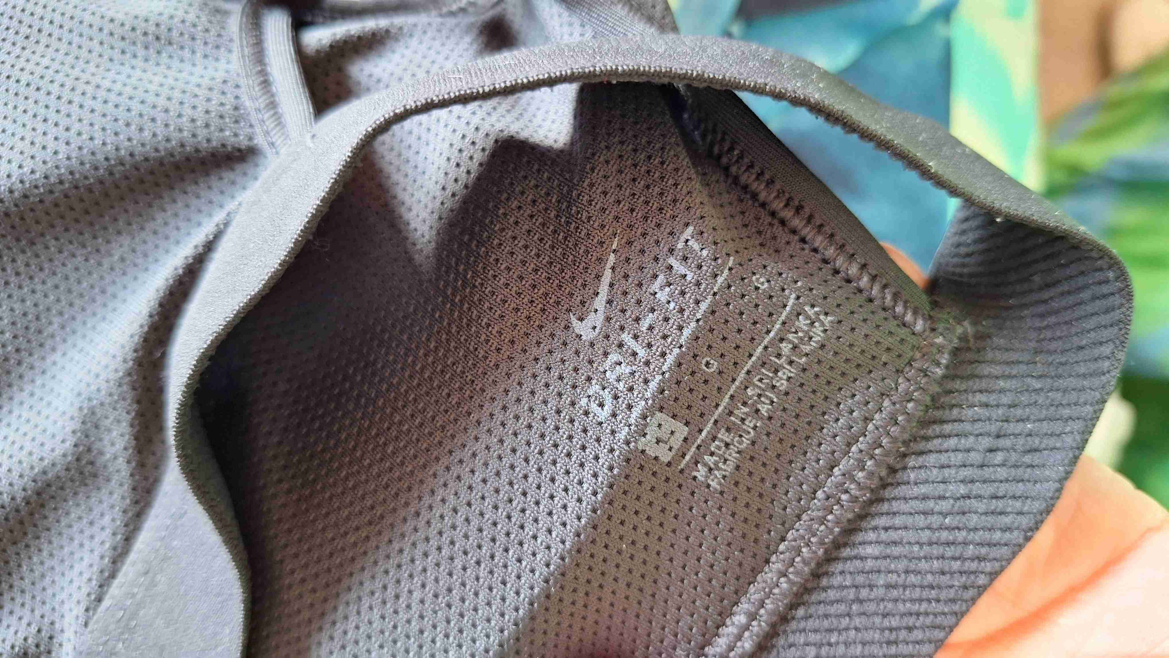 Top deportivo Nike negro - 4