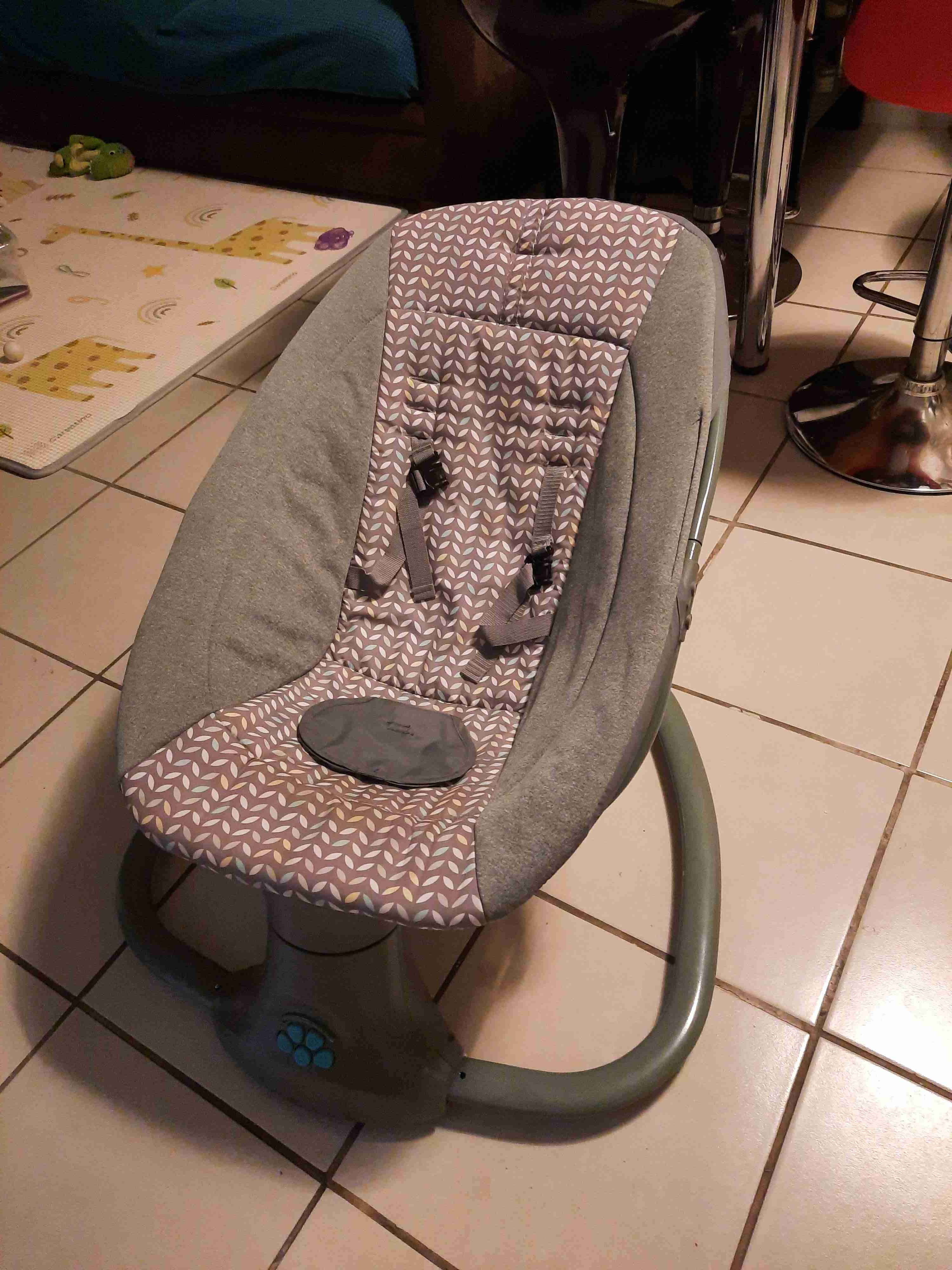 Silla mecedora de bebé gris, hamaca.