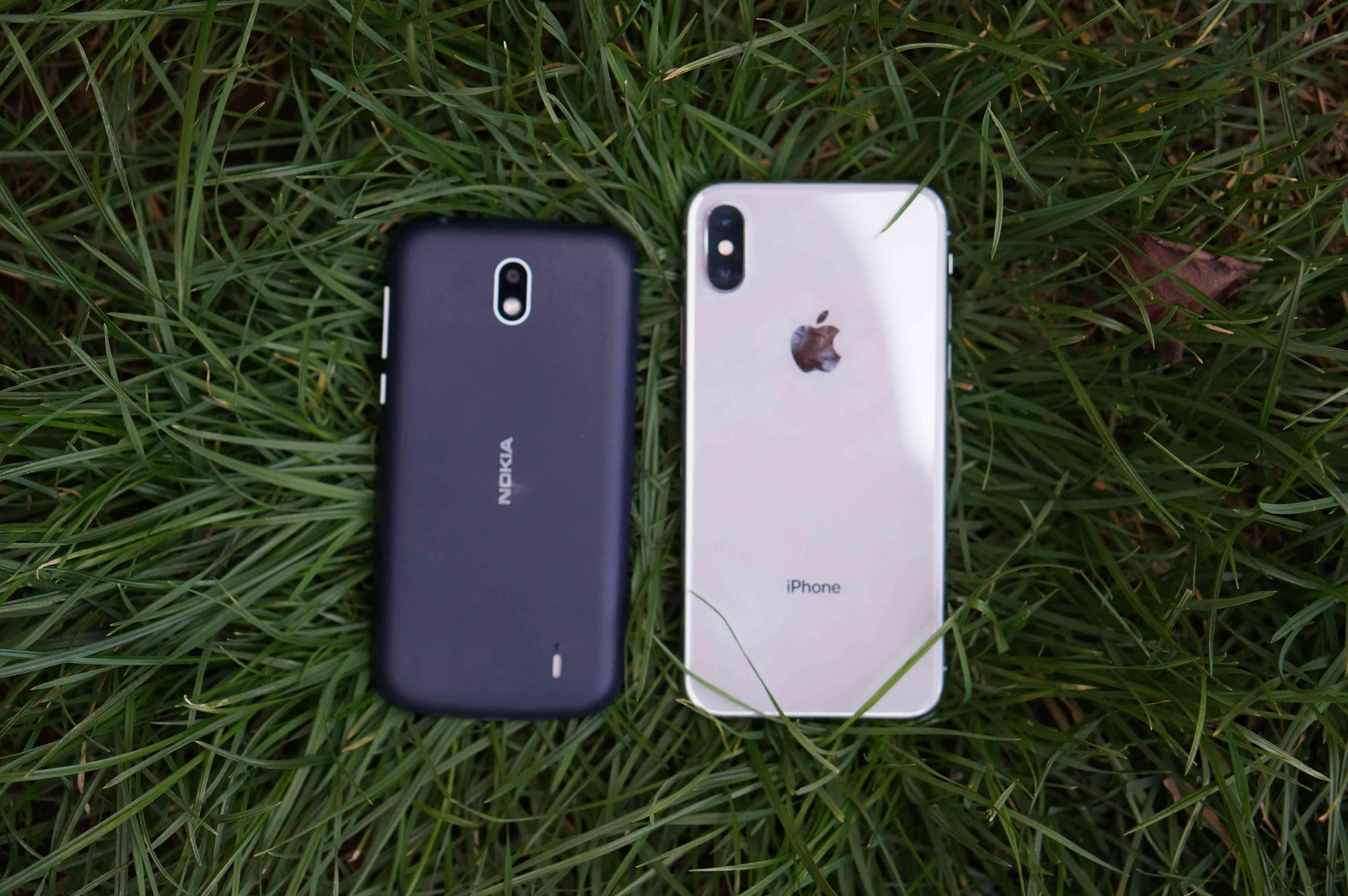 Dos celulares Nokia y iPhone - 1