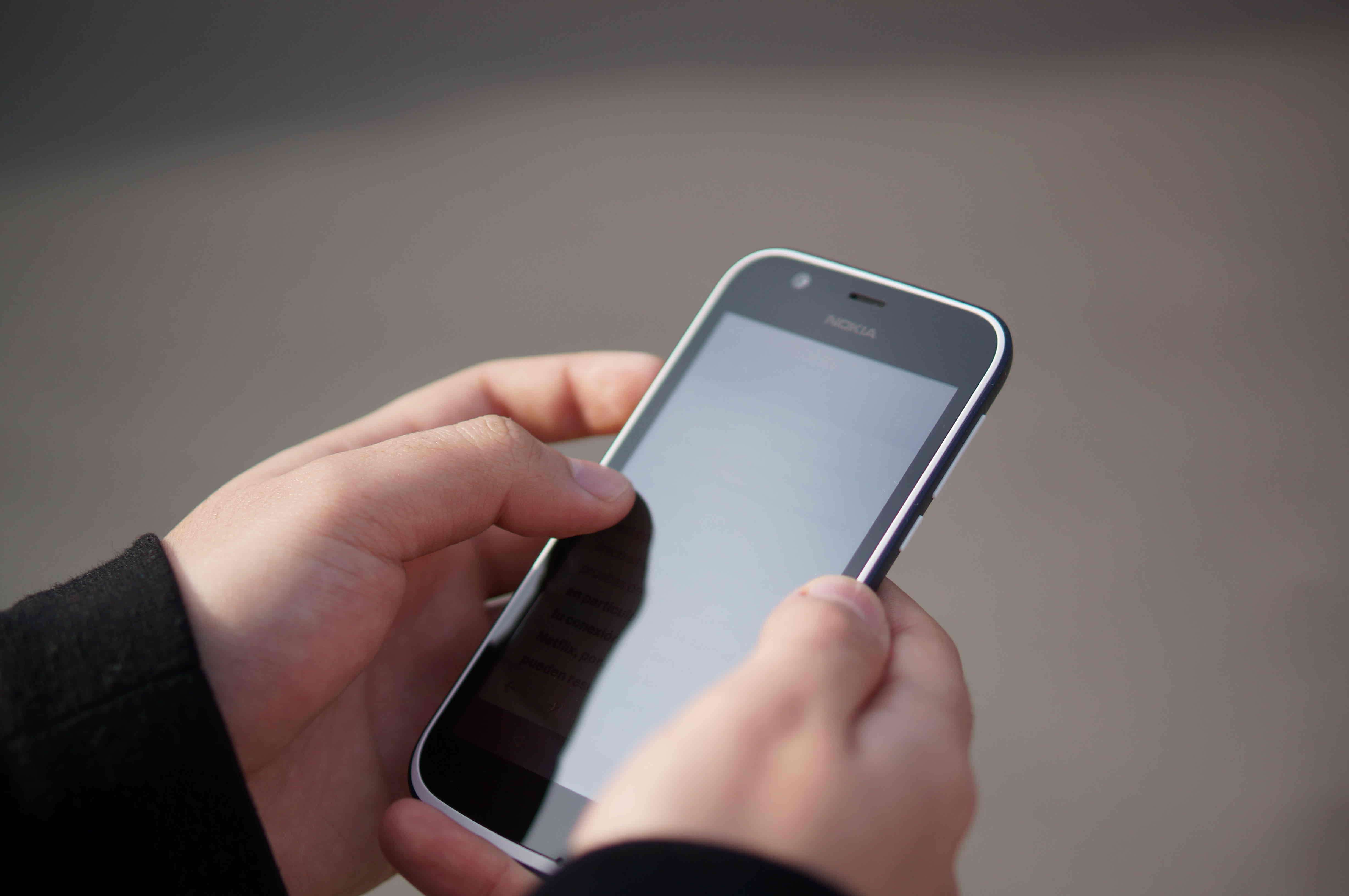 Dos celulares Nokia y iPhone - 2