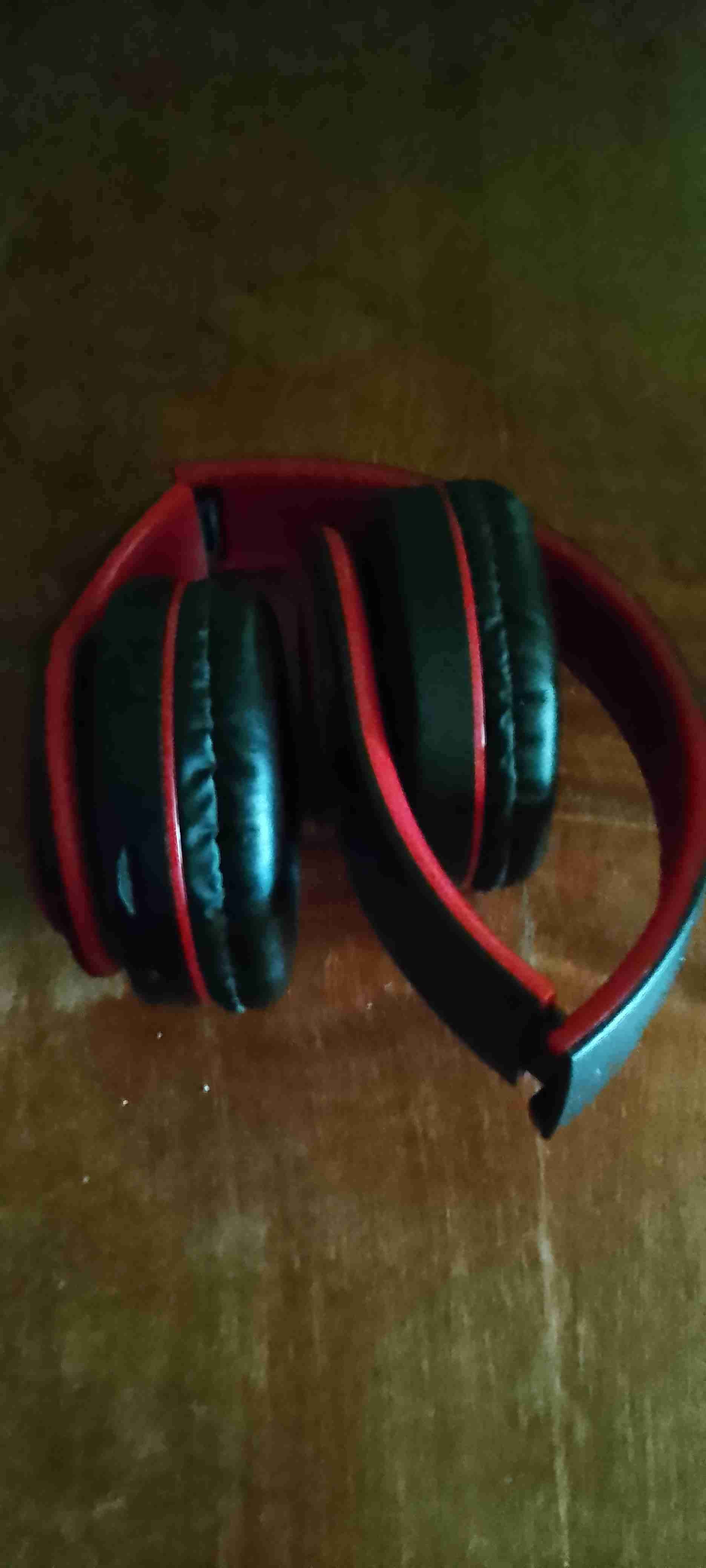 Audífonos negro con rojo - 1