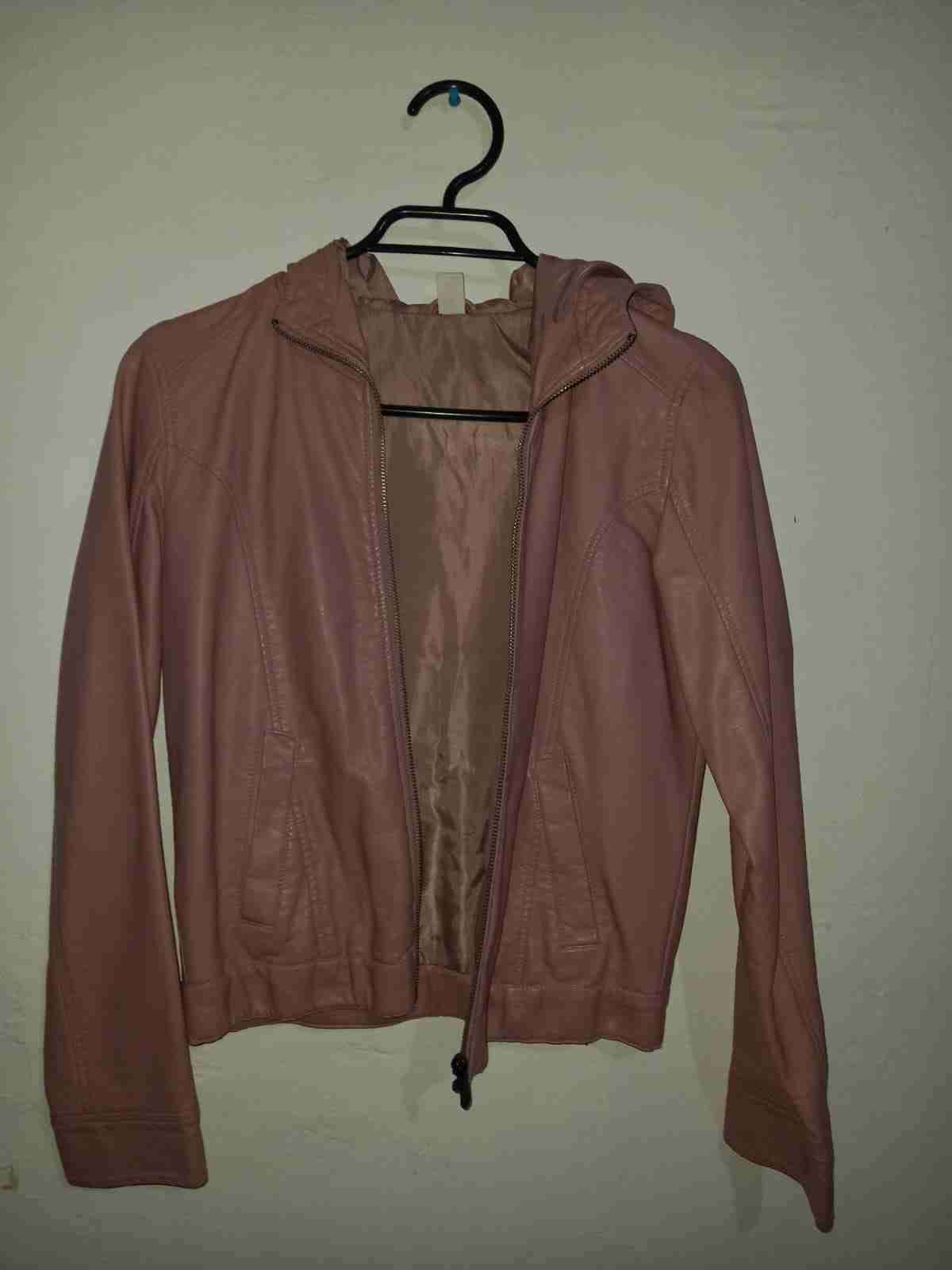 Chaqueta rosada con capucha