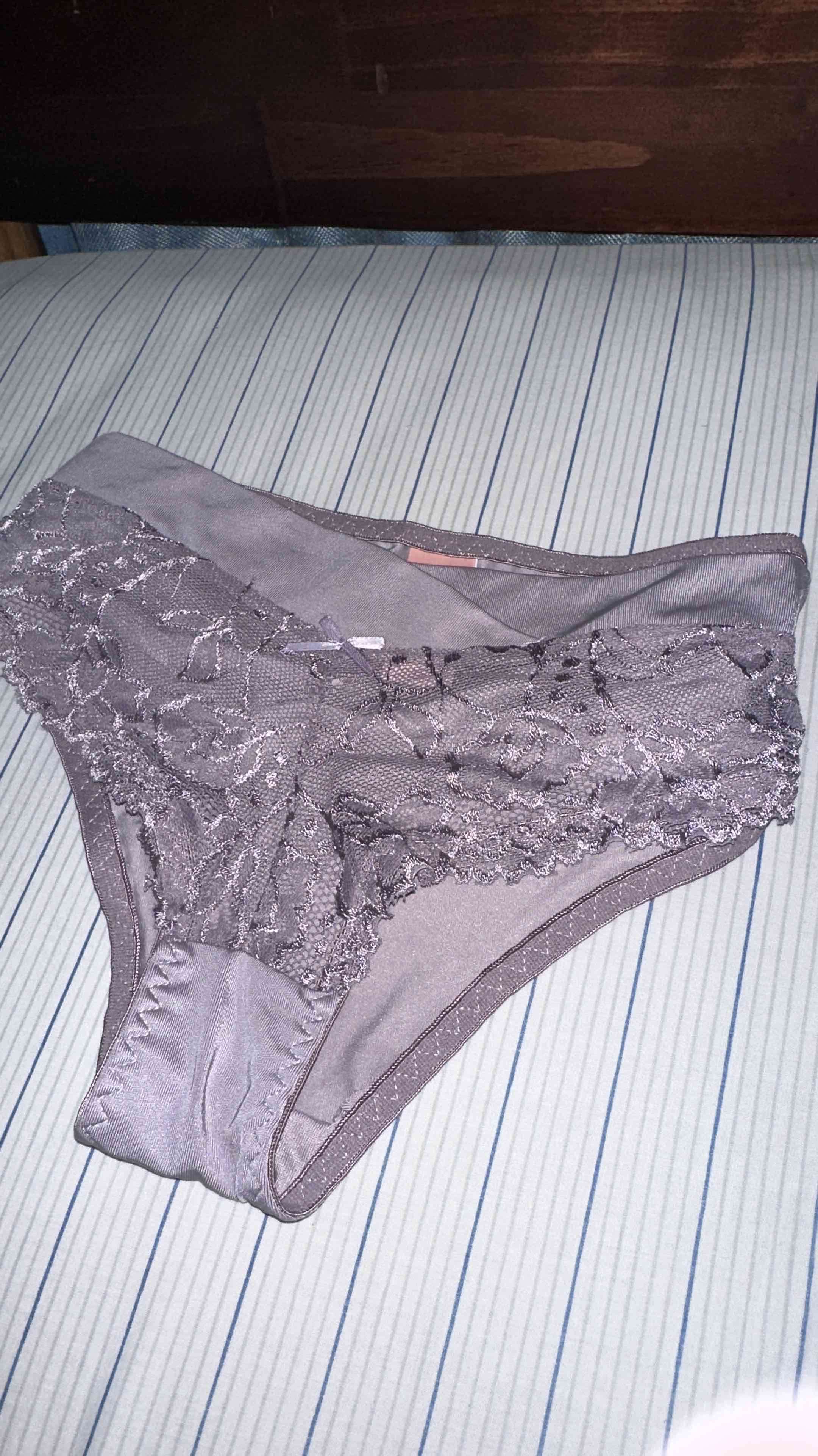 Calzón de encaje gris