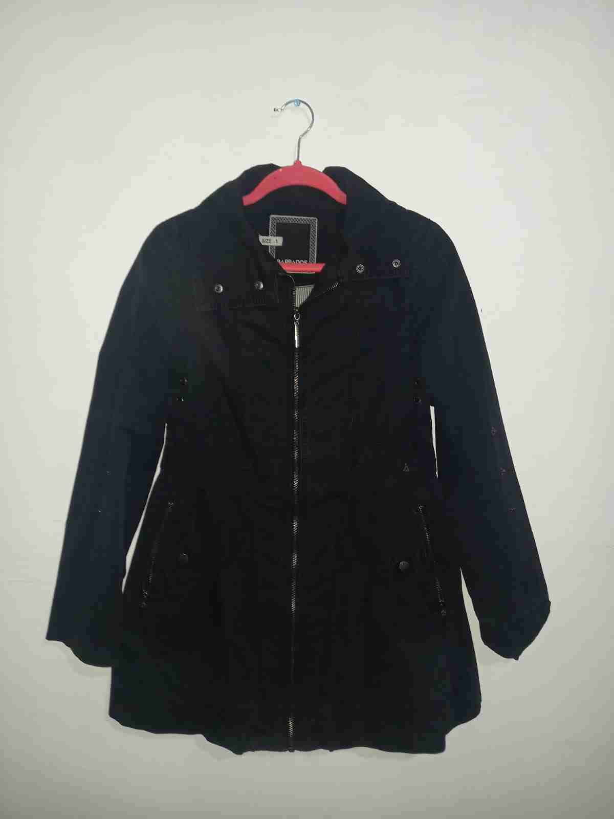 Abrigo negro con capucha