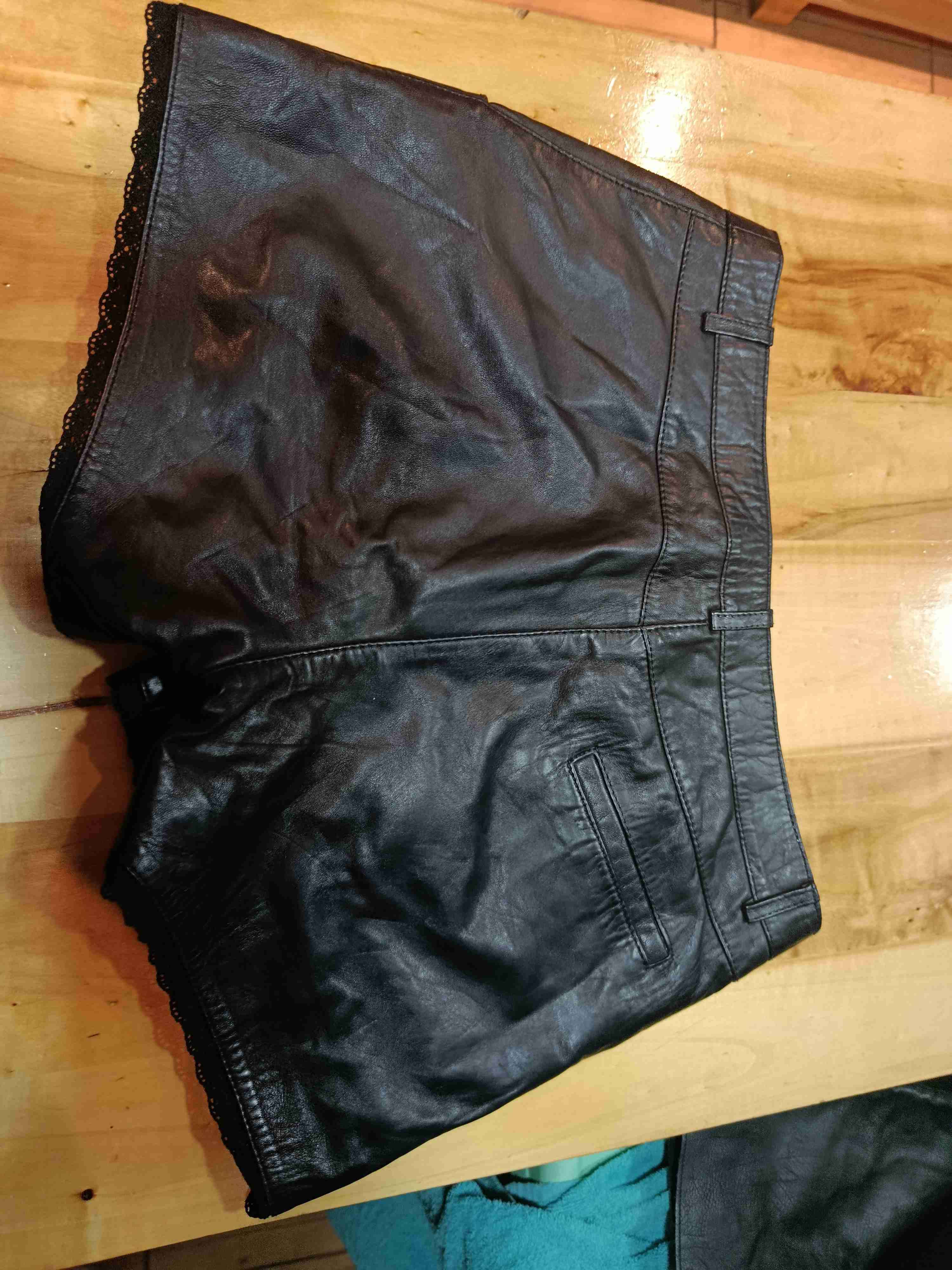 Pantalón corto  de cuero negro - miniatura 2