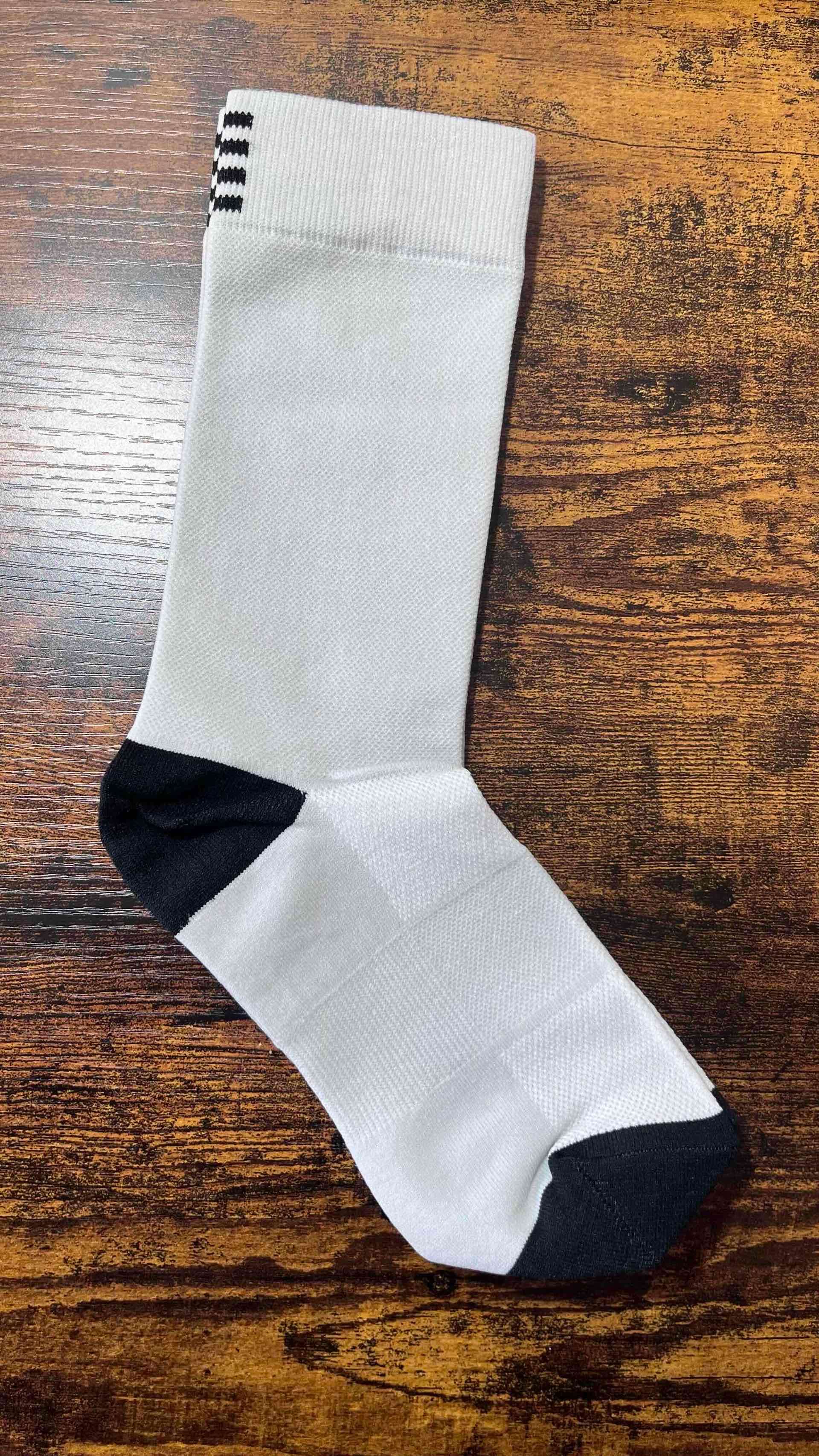 Calcetines deportivos blancos y negros - 1