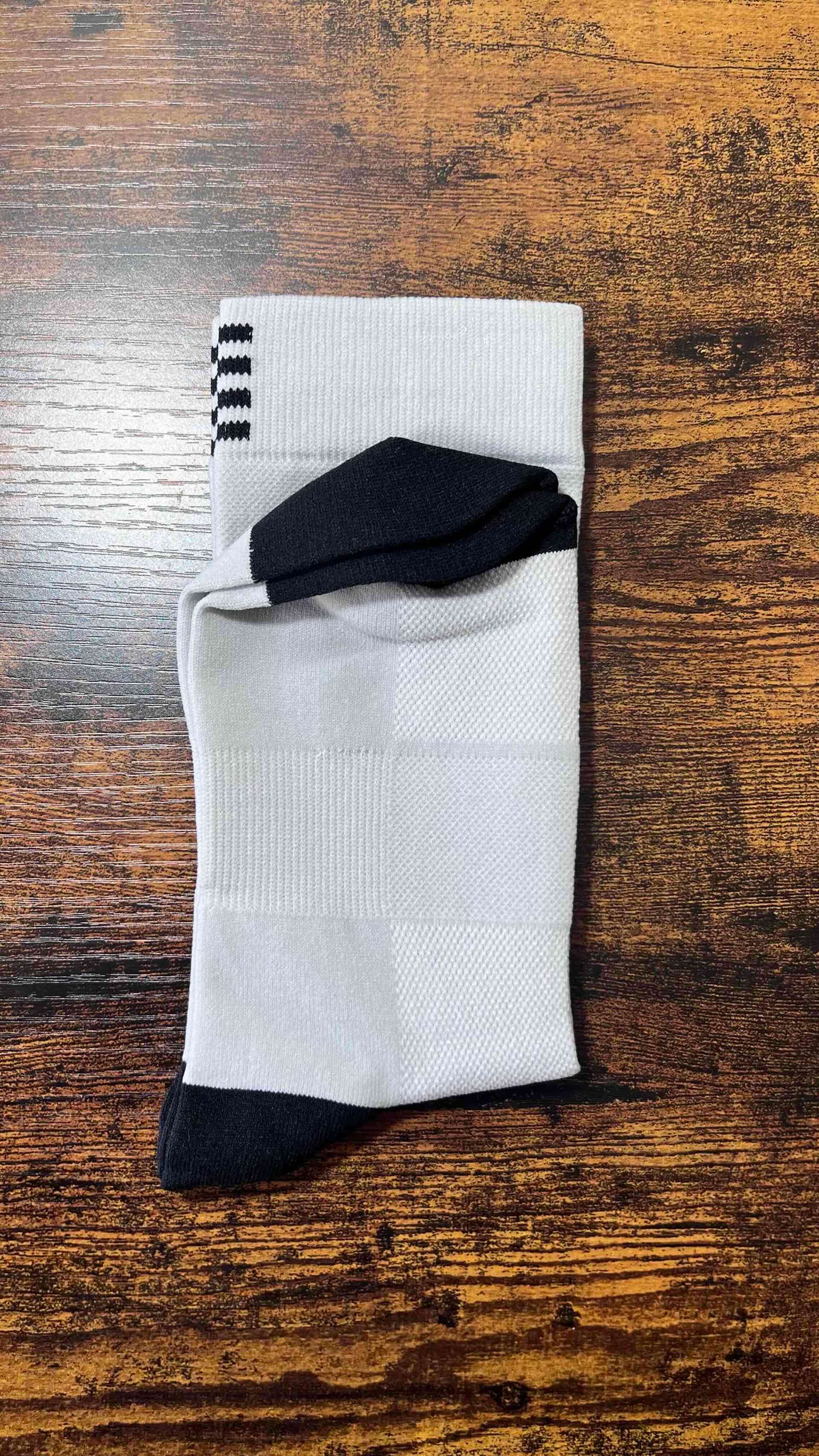 Calcetines deportivos blancos y negros - 2