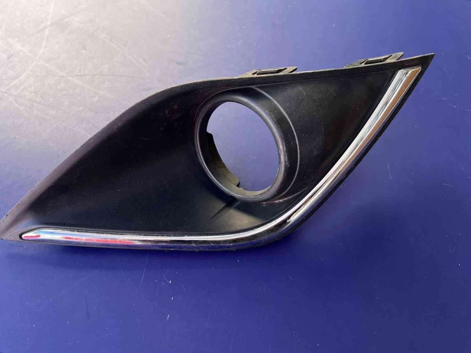 Tapa Neblinero Mitsubishi Outlander 2015 / 2016 - miniatura 1