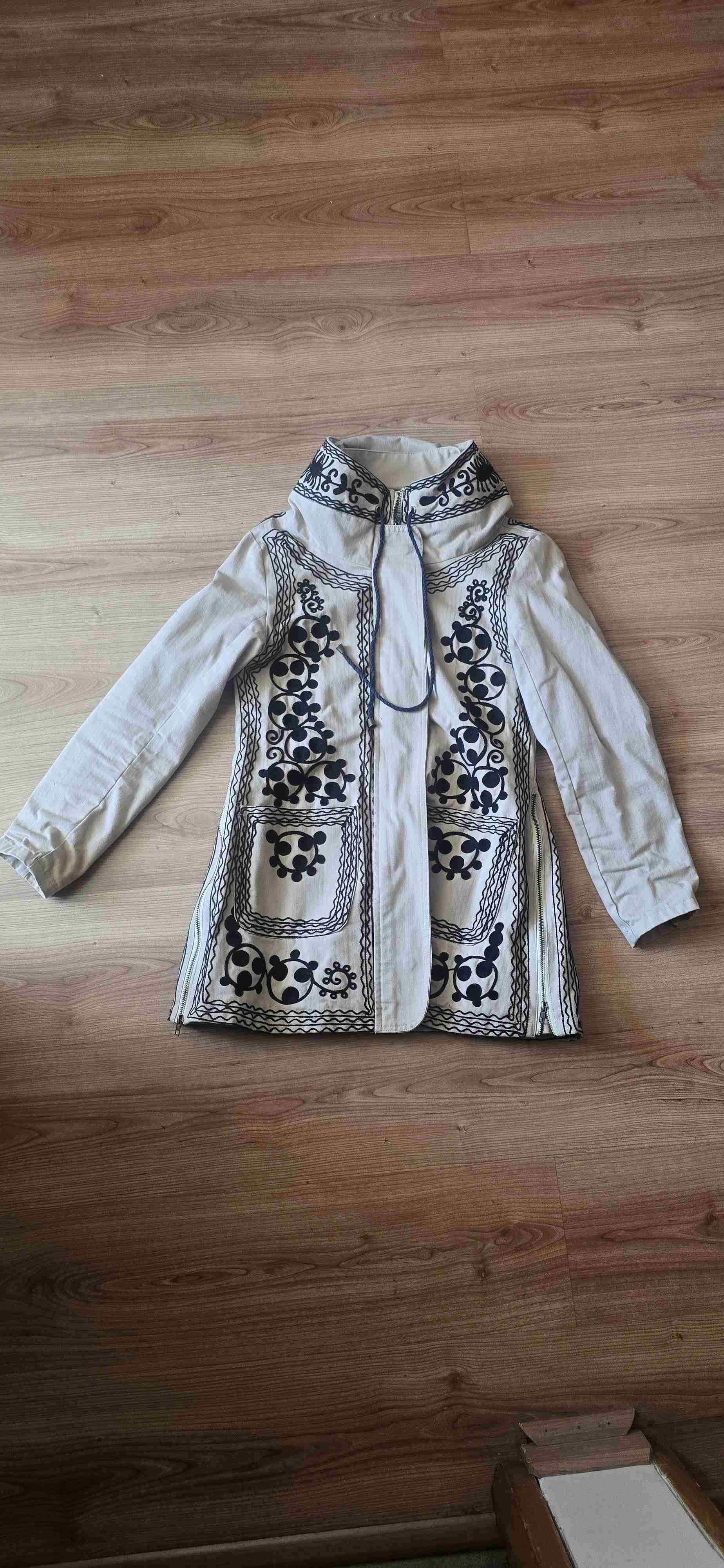 Abrigo beige bordado floral - 1