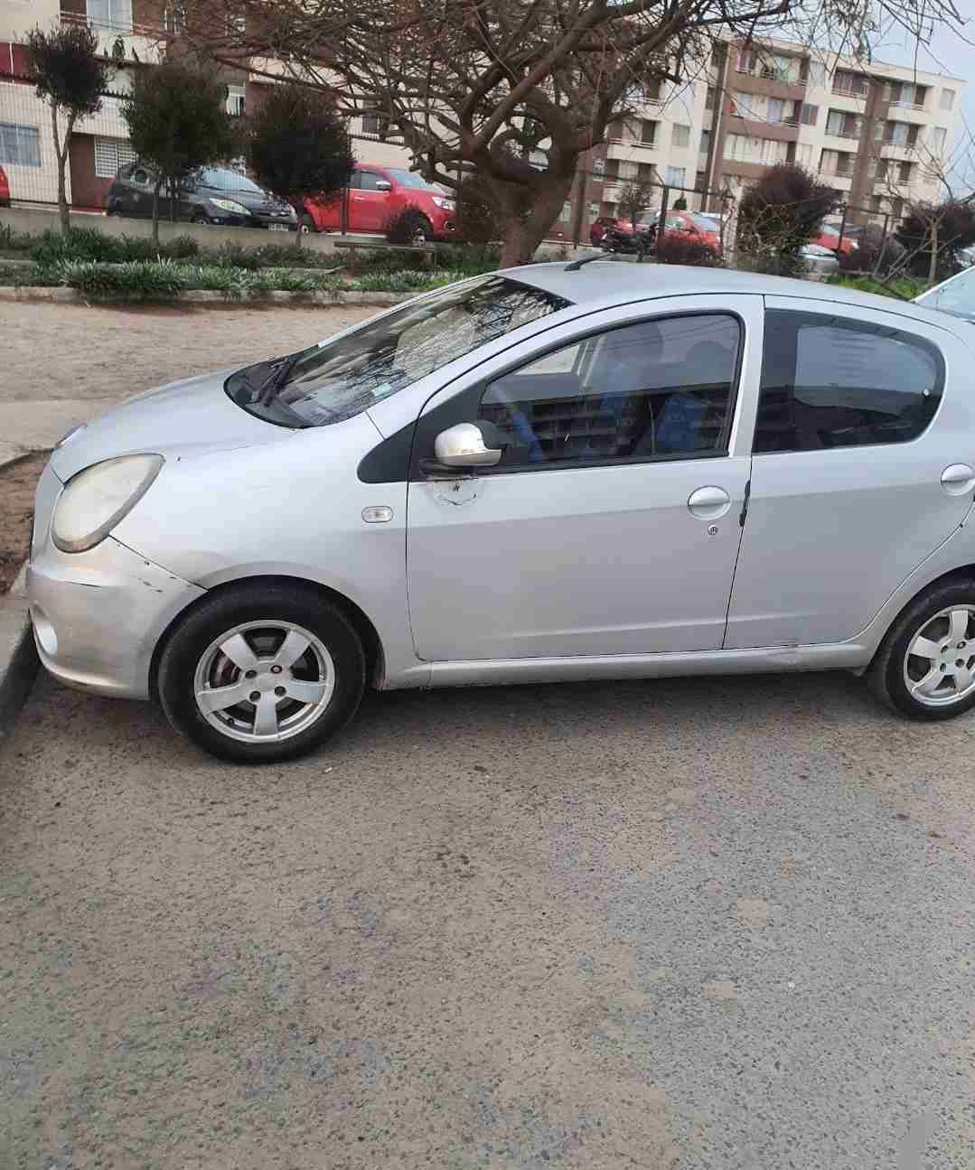 Auto compacto plata usado - miniatura 1