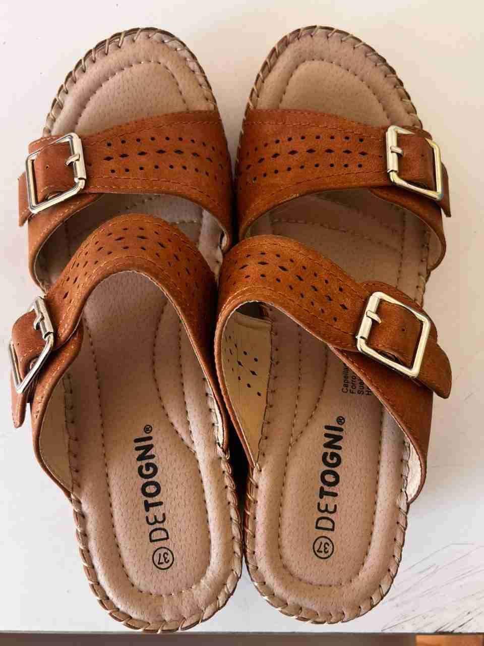 Sandalias marrones con hebillas - 1