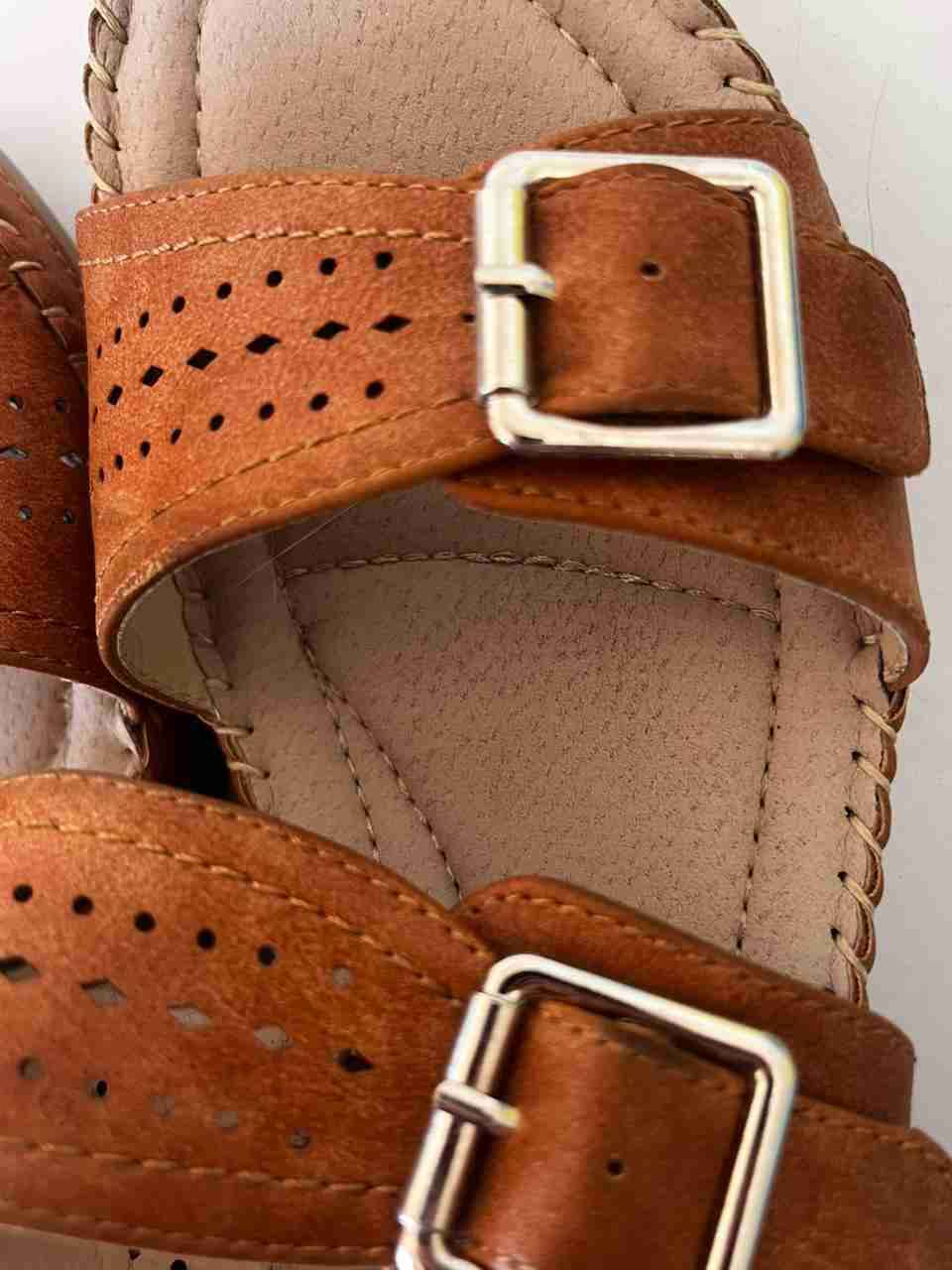 Sandalias marrones con hebillas - 2