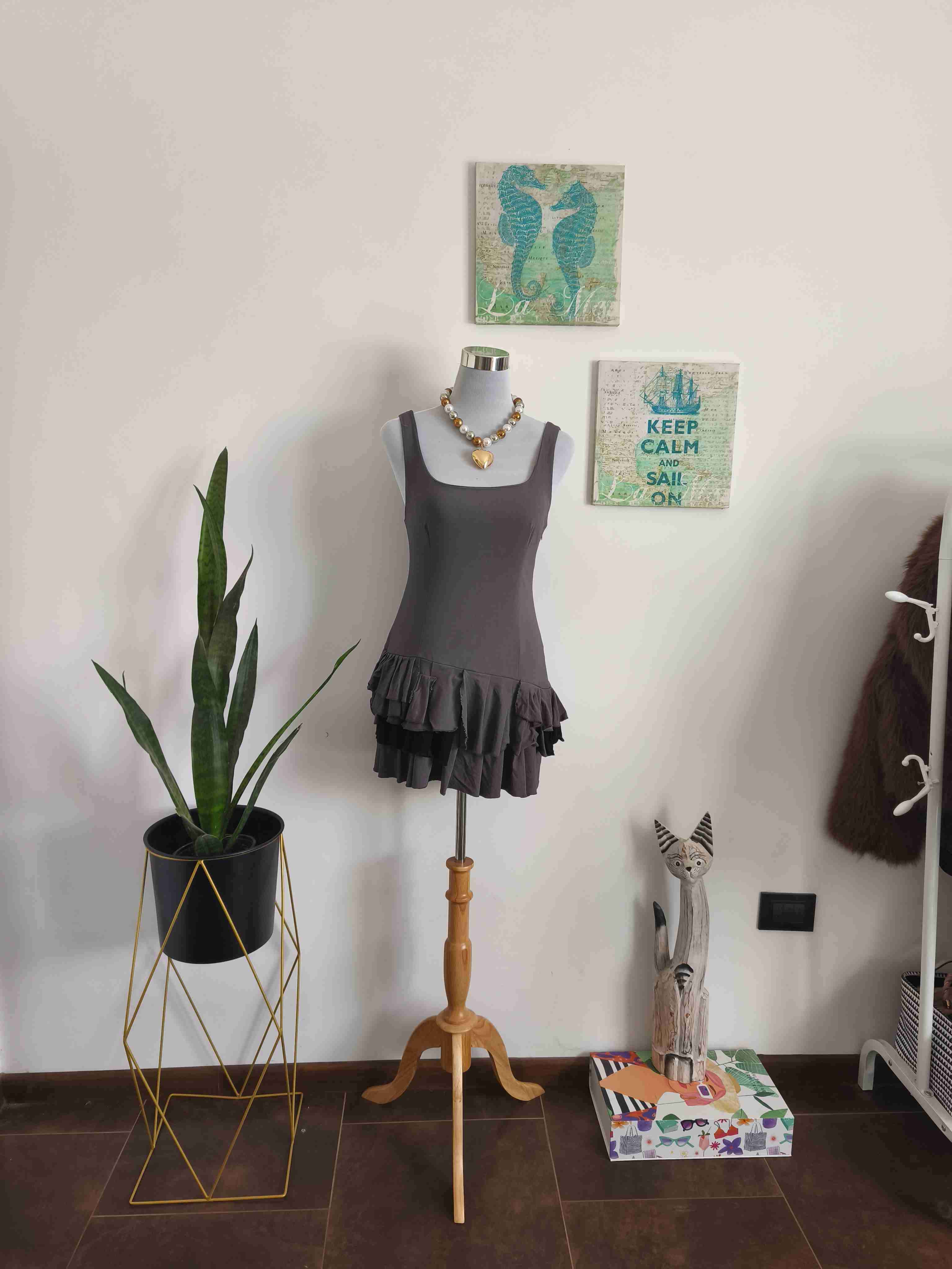 Vestido gris con volantes