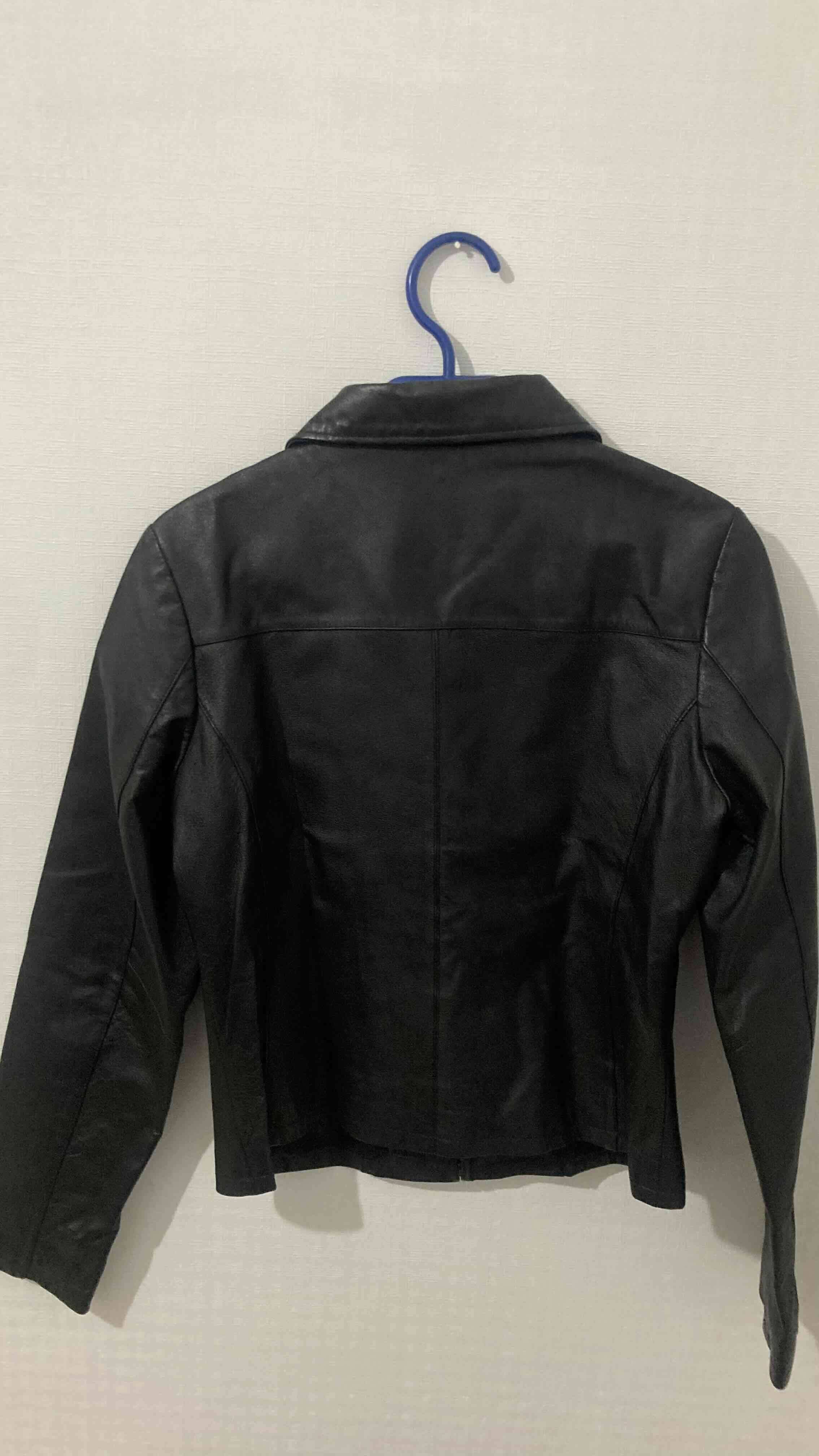 Chaqueta negra de cuero - miniatura 3