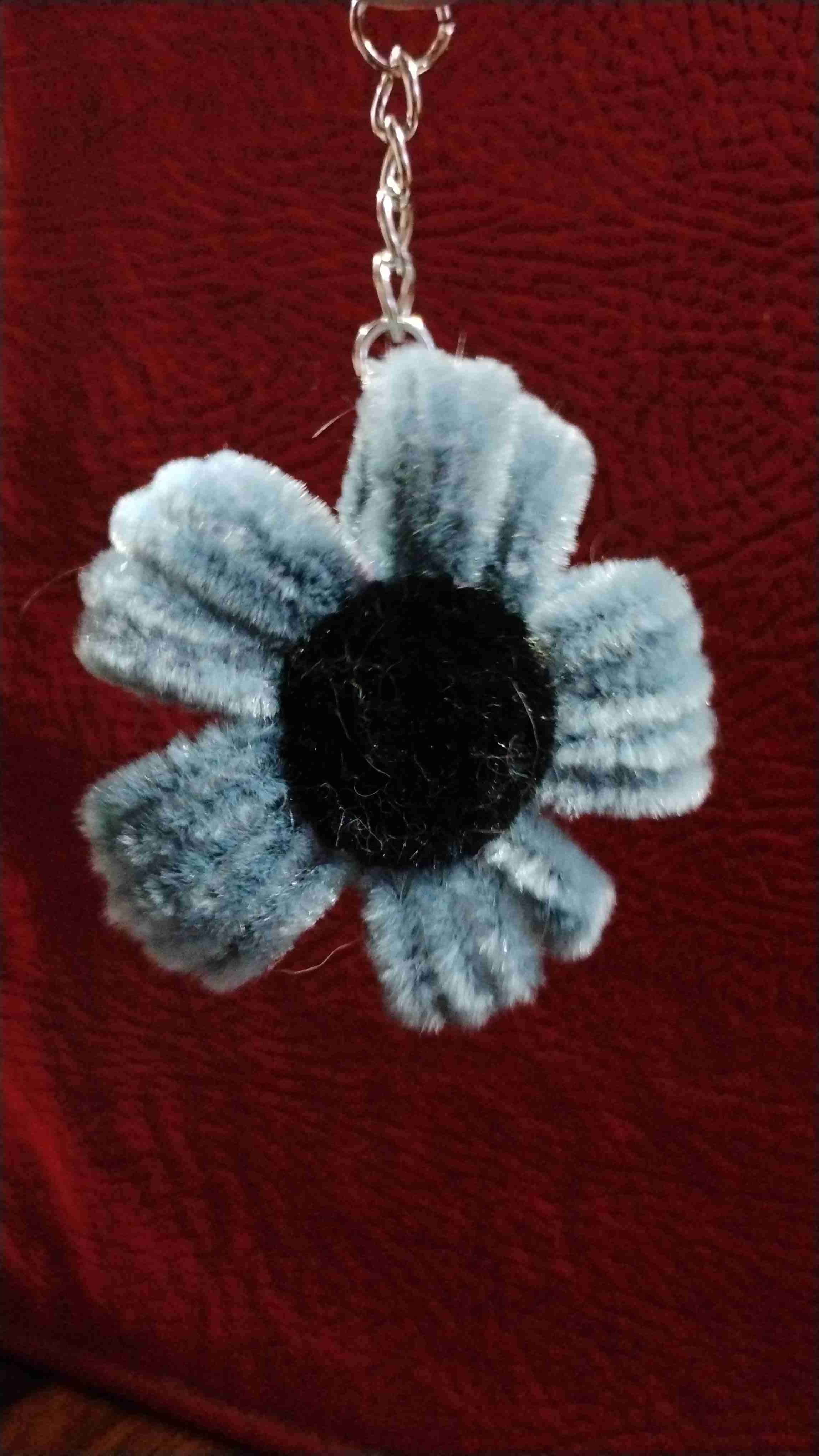 Llavero de flor gris - 1