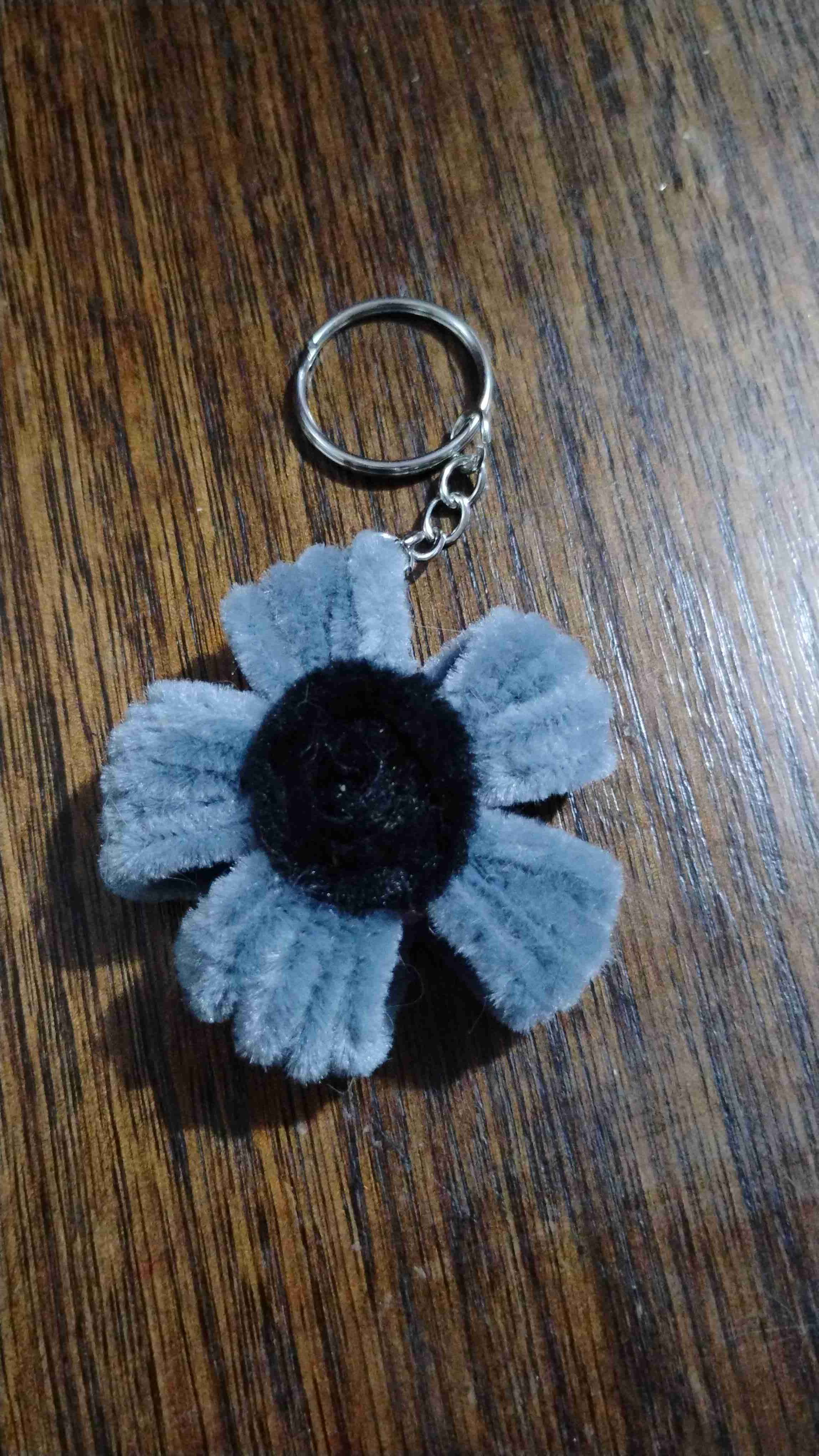 Llavero de flor gris - 2