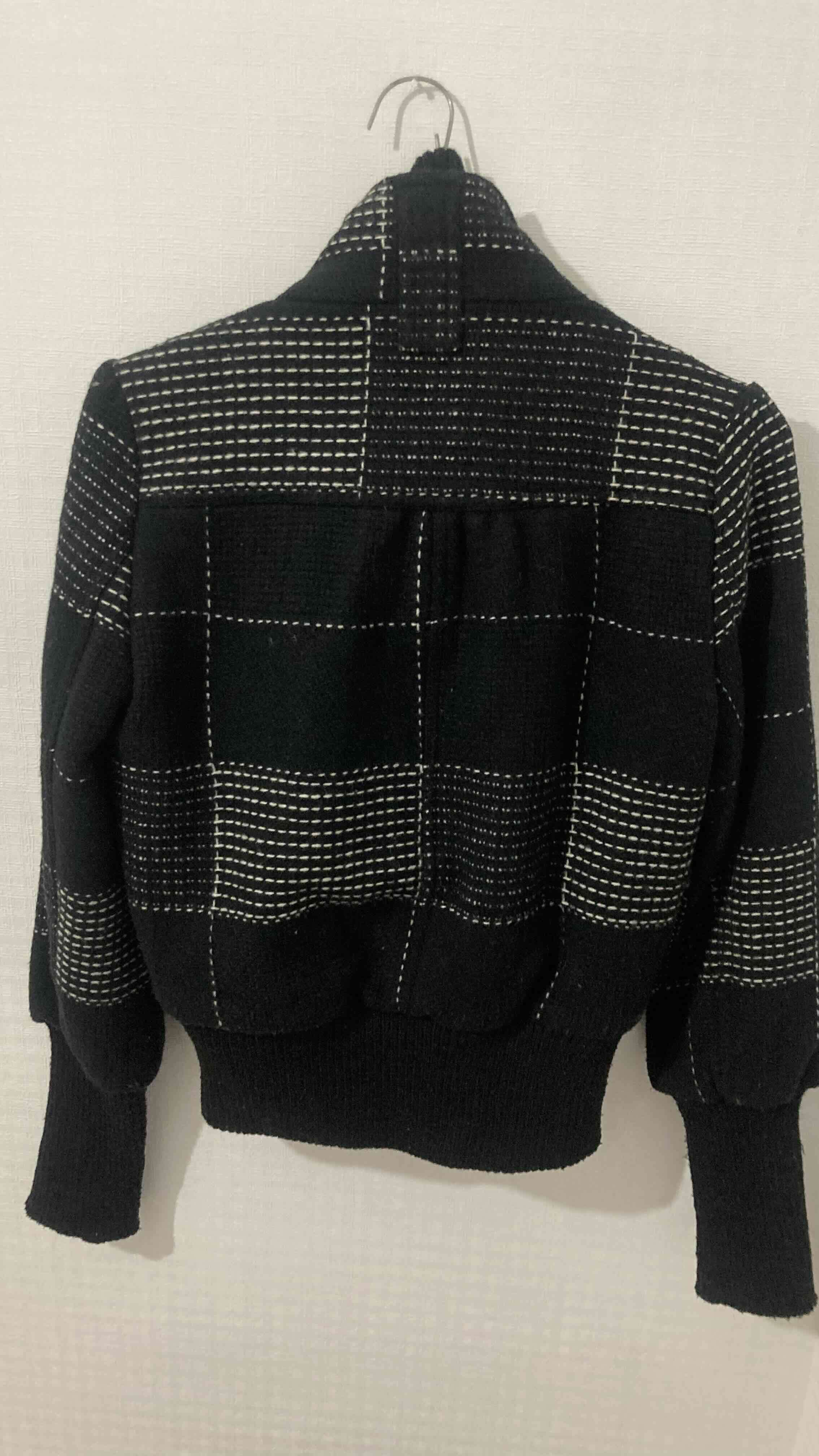 Chaqueta con lana negra y blanca - miniatura 2