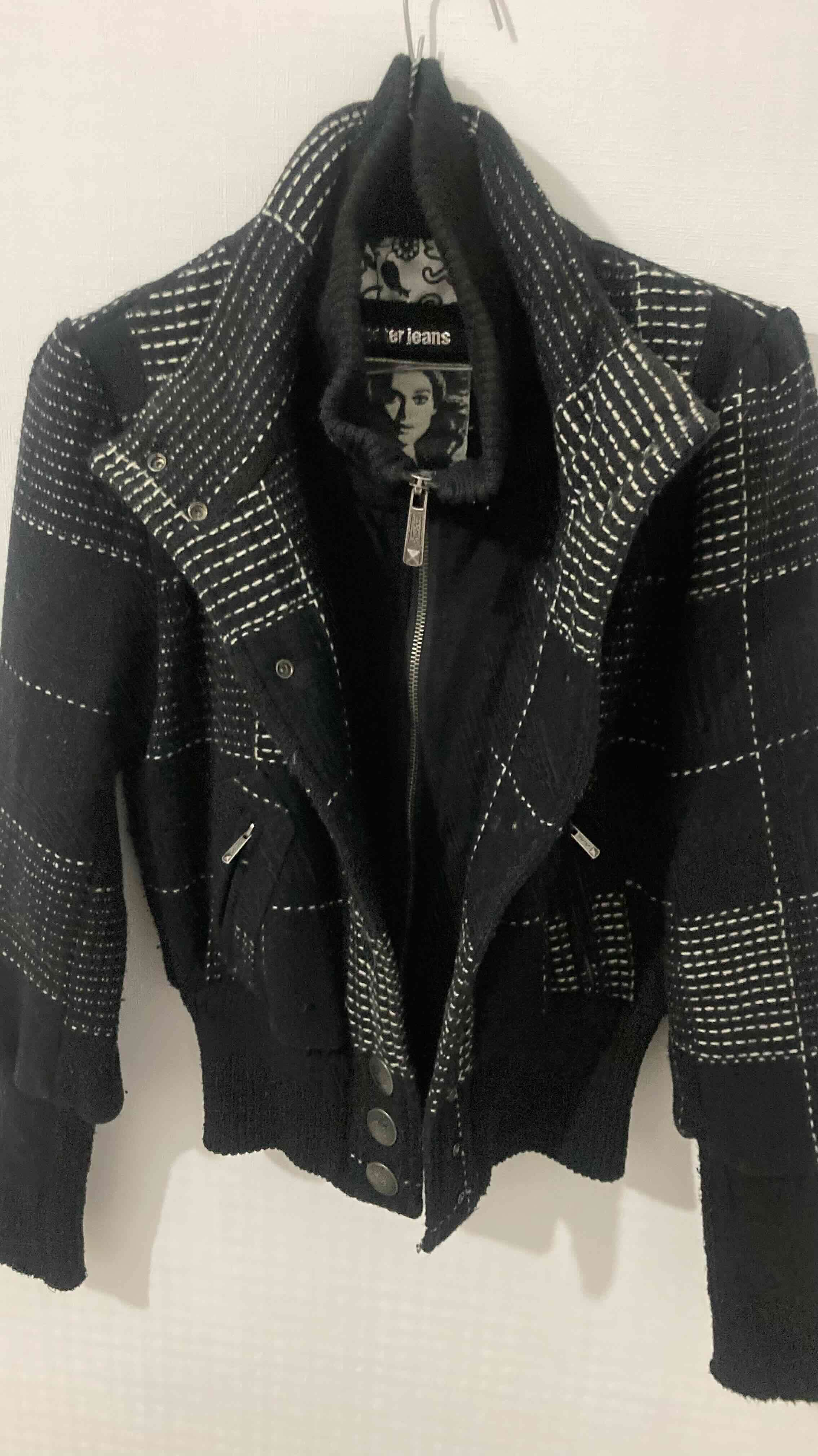 Chaqueta con lana negra y blanca - miniatura 3