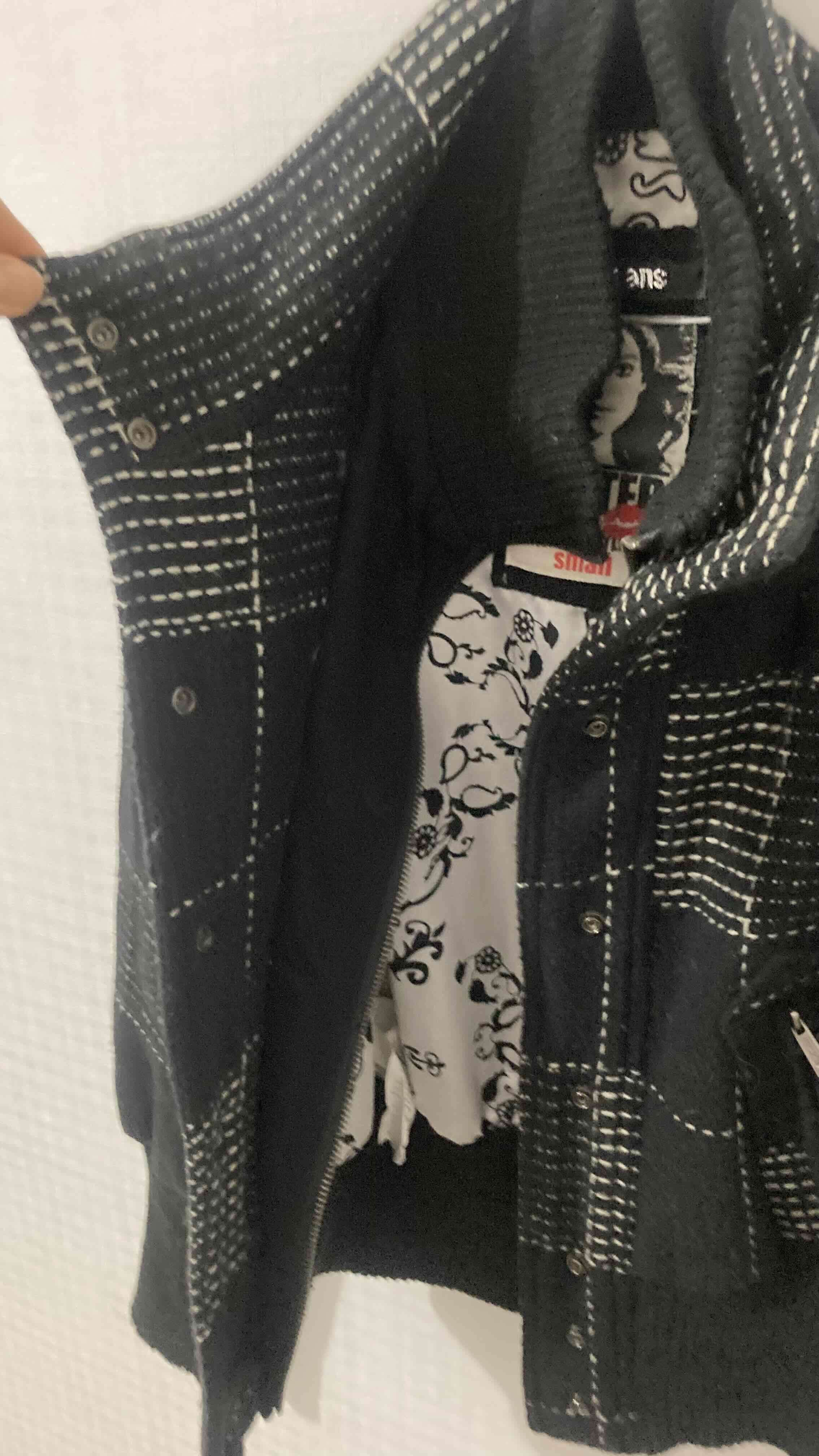 Chaqueta con lana negra y blanca - miniatura 4