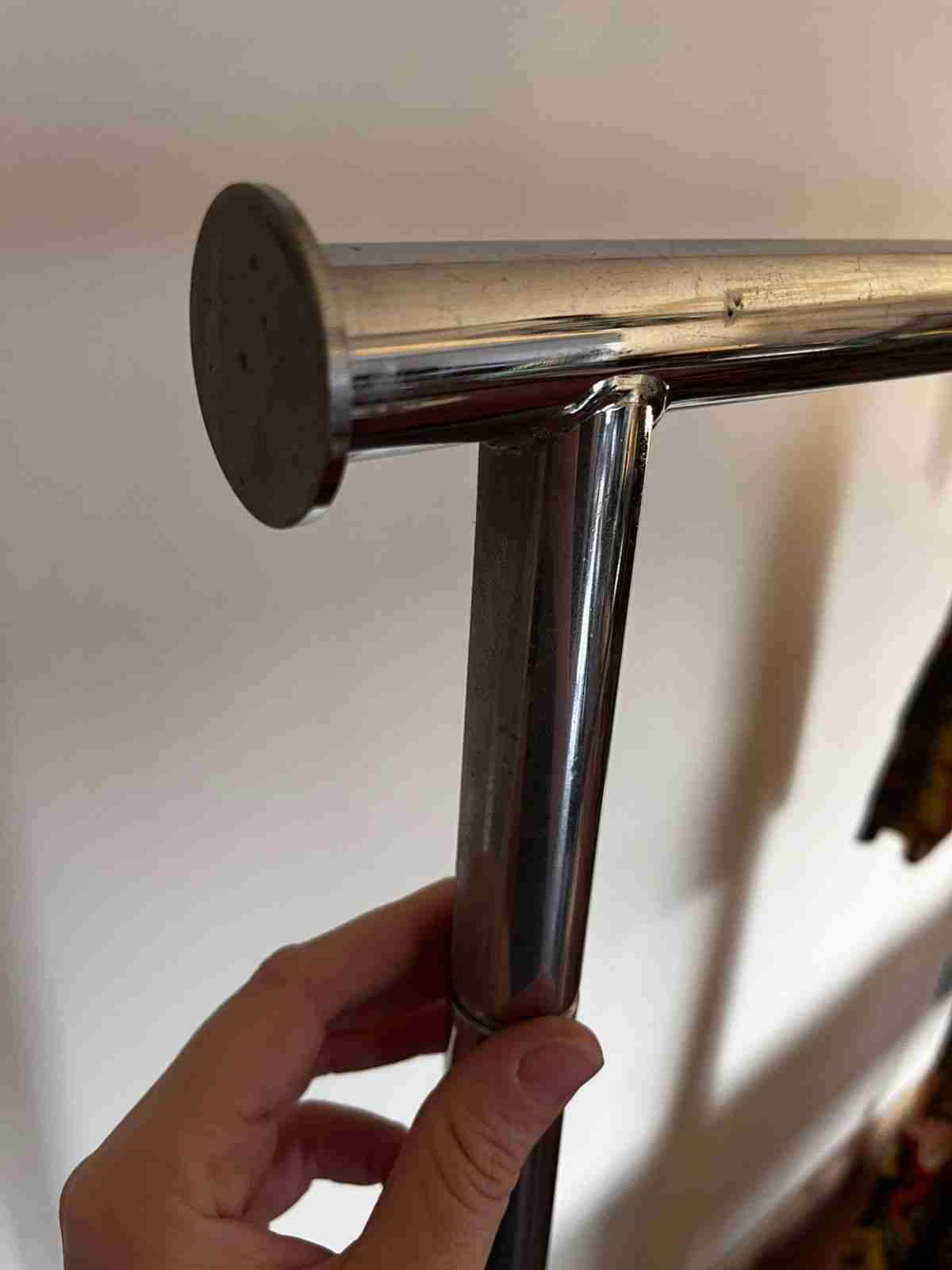 Perchero de acero con ruedas. - miniatura 2