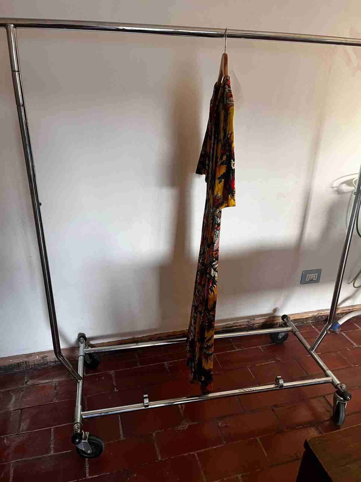 Perchero de acero con ruedas. - miniatura 3