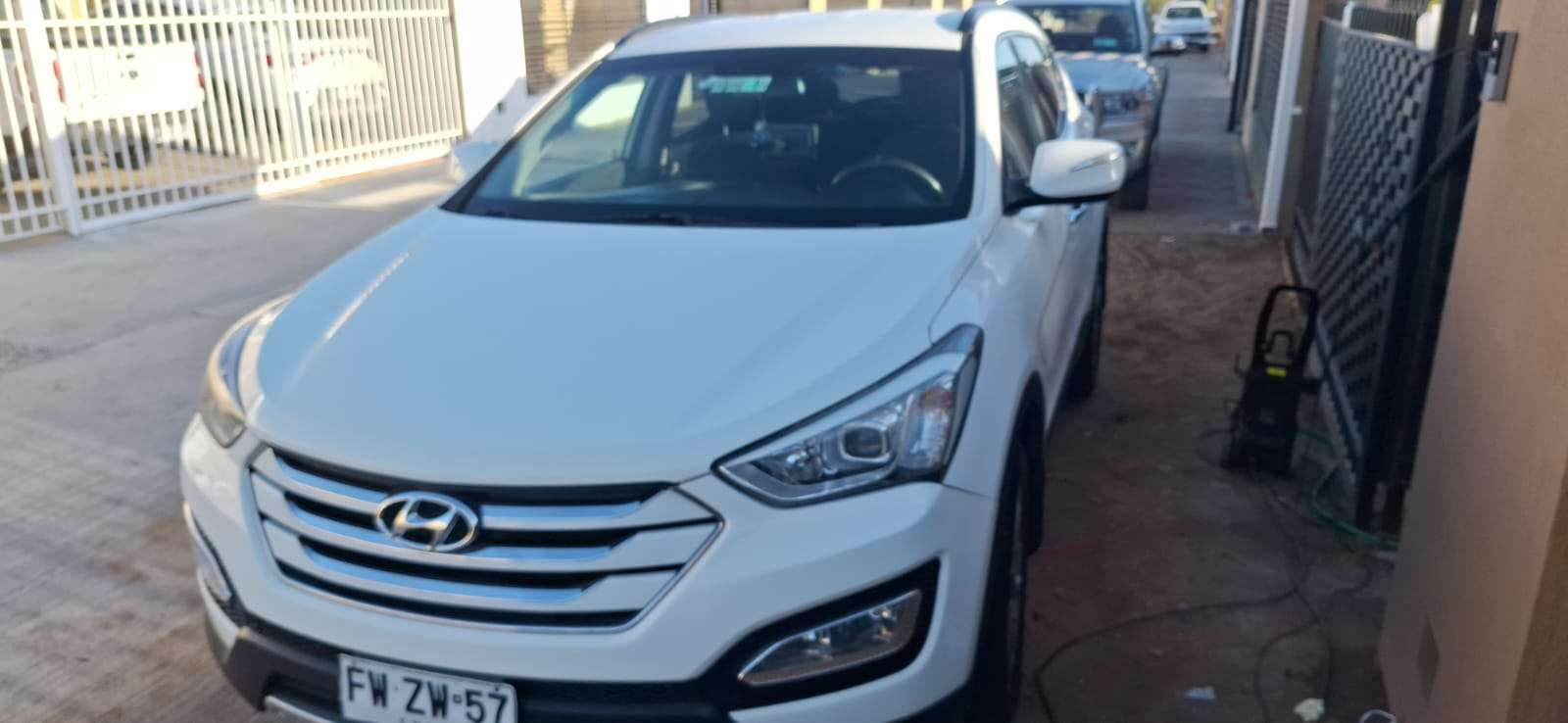 SUV blanco en buen estado - miniatura 1