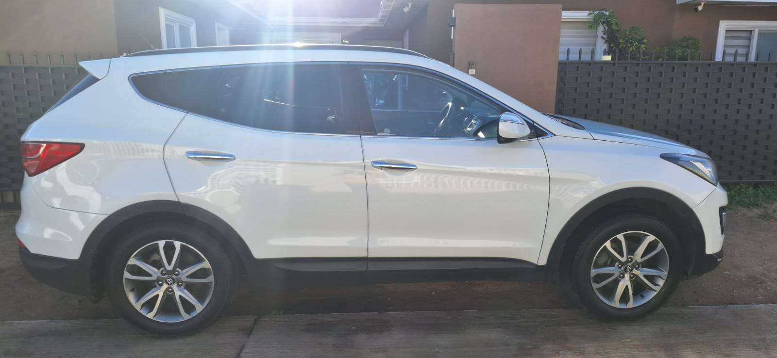 SUV blanco en buen estado - miniatura 2