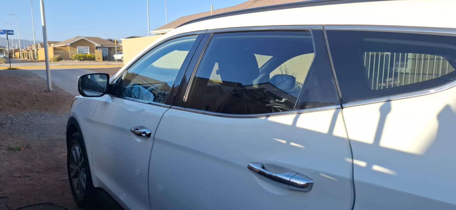 SUV blanco en buen estado - miniatura 4