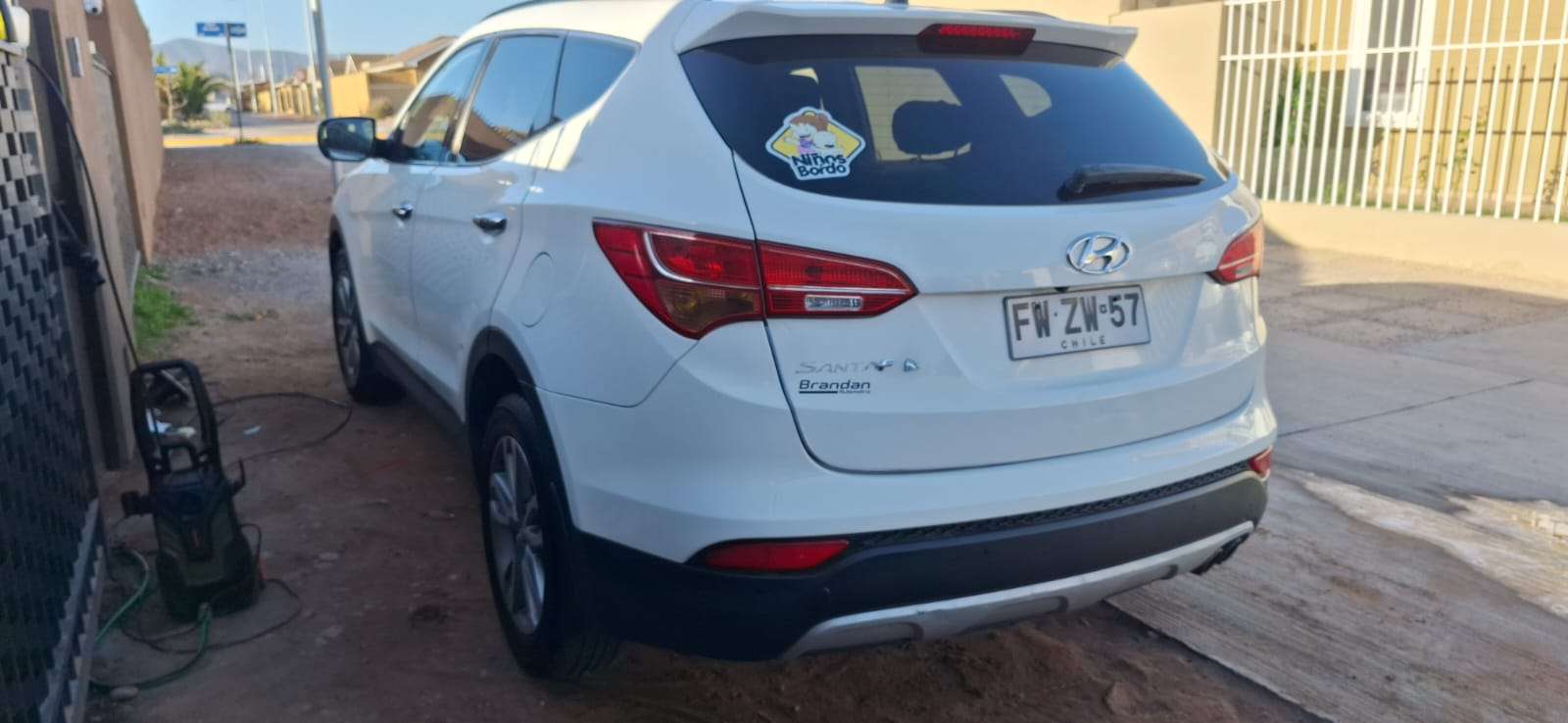 SUV blanco en buen estado - miniatura 5