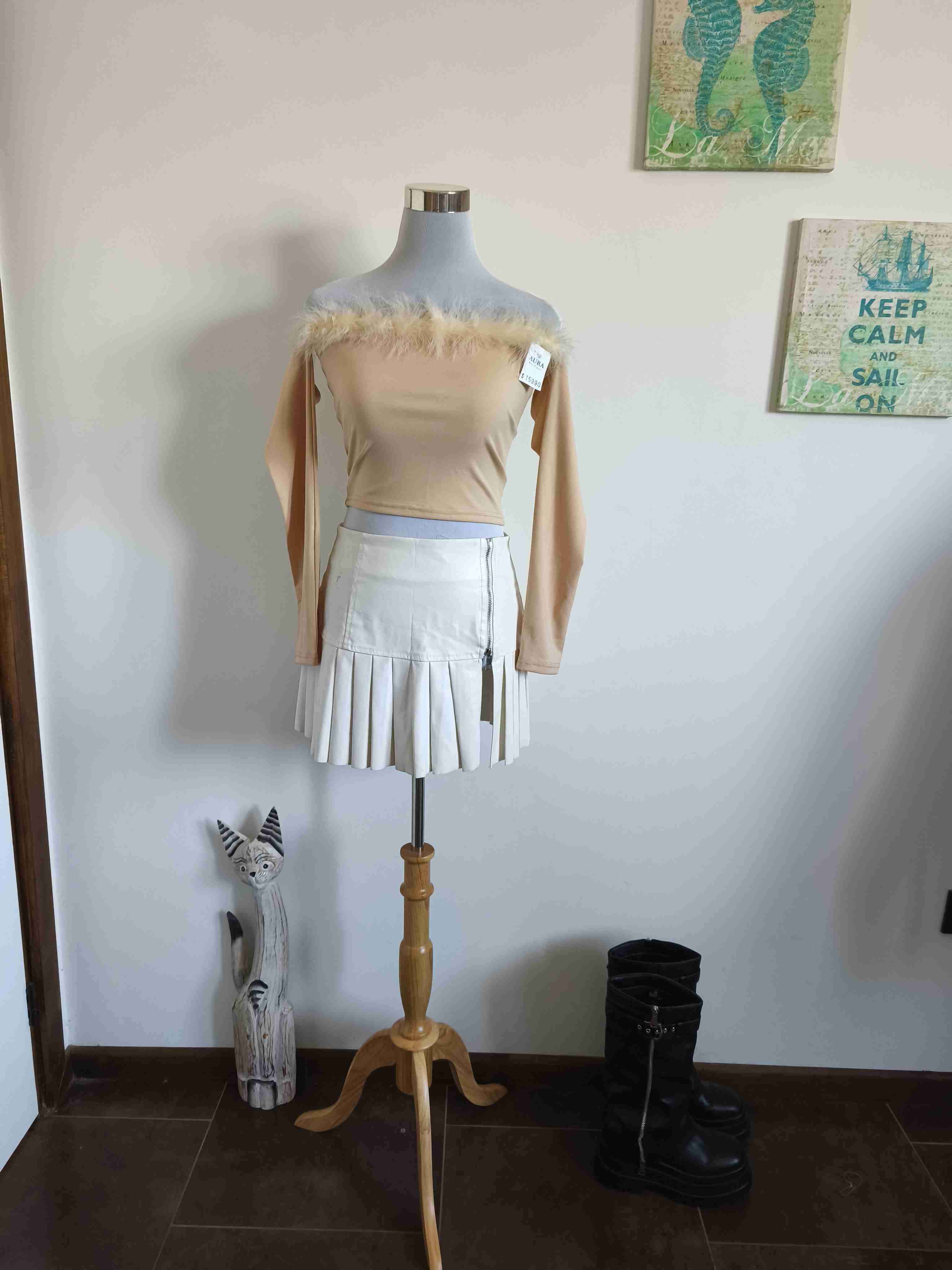 Top beige con plumas - 1