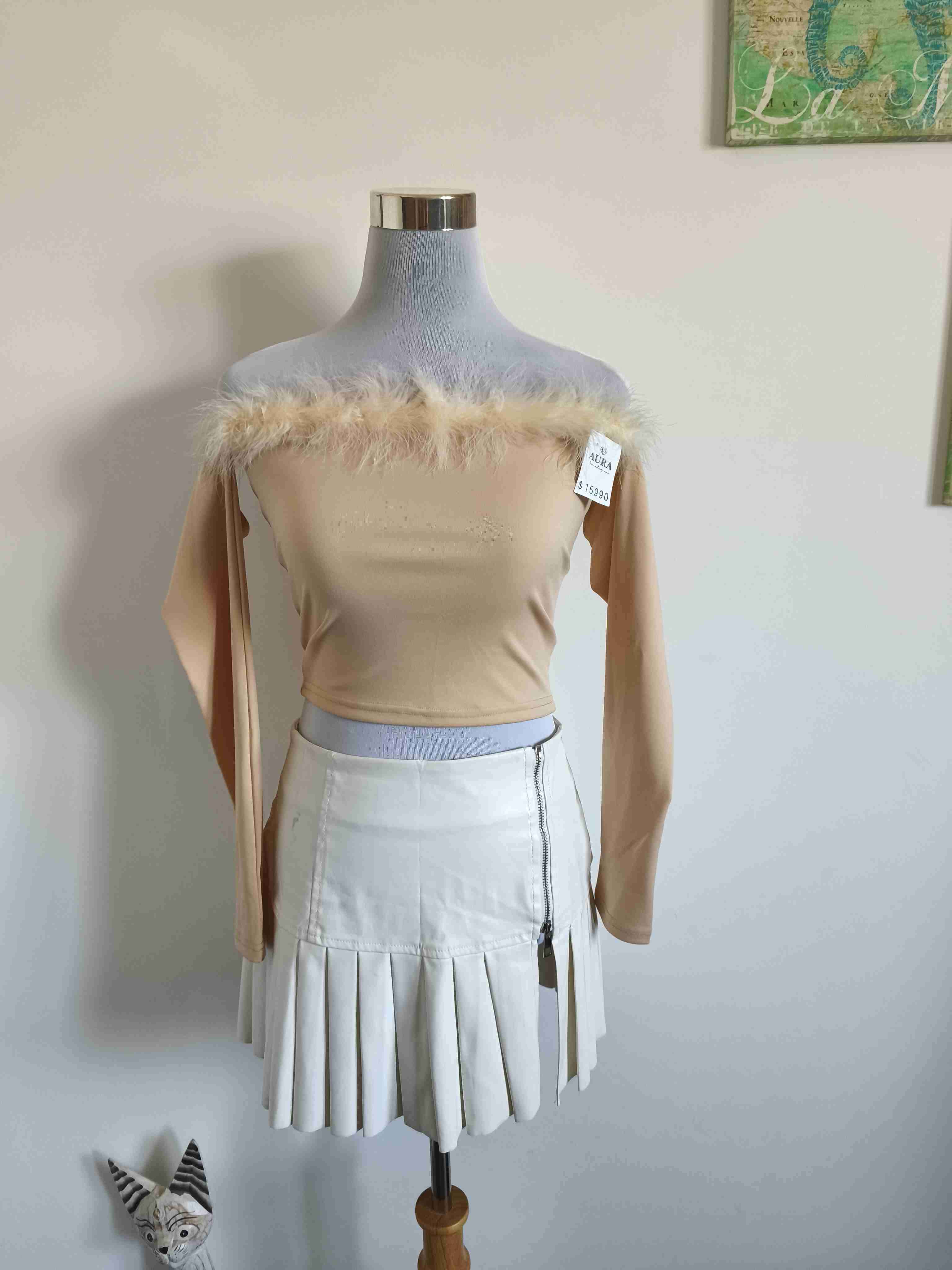 Top beige con plumas - 3