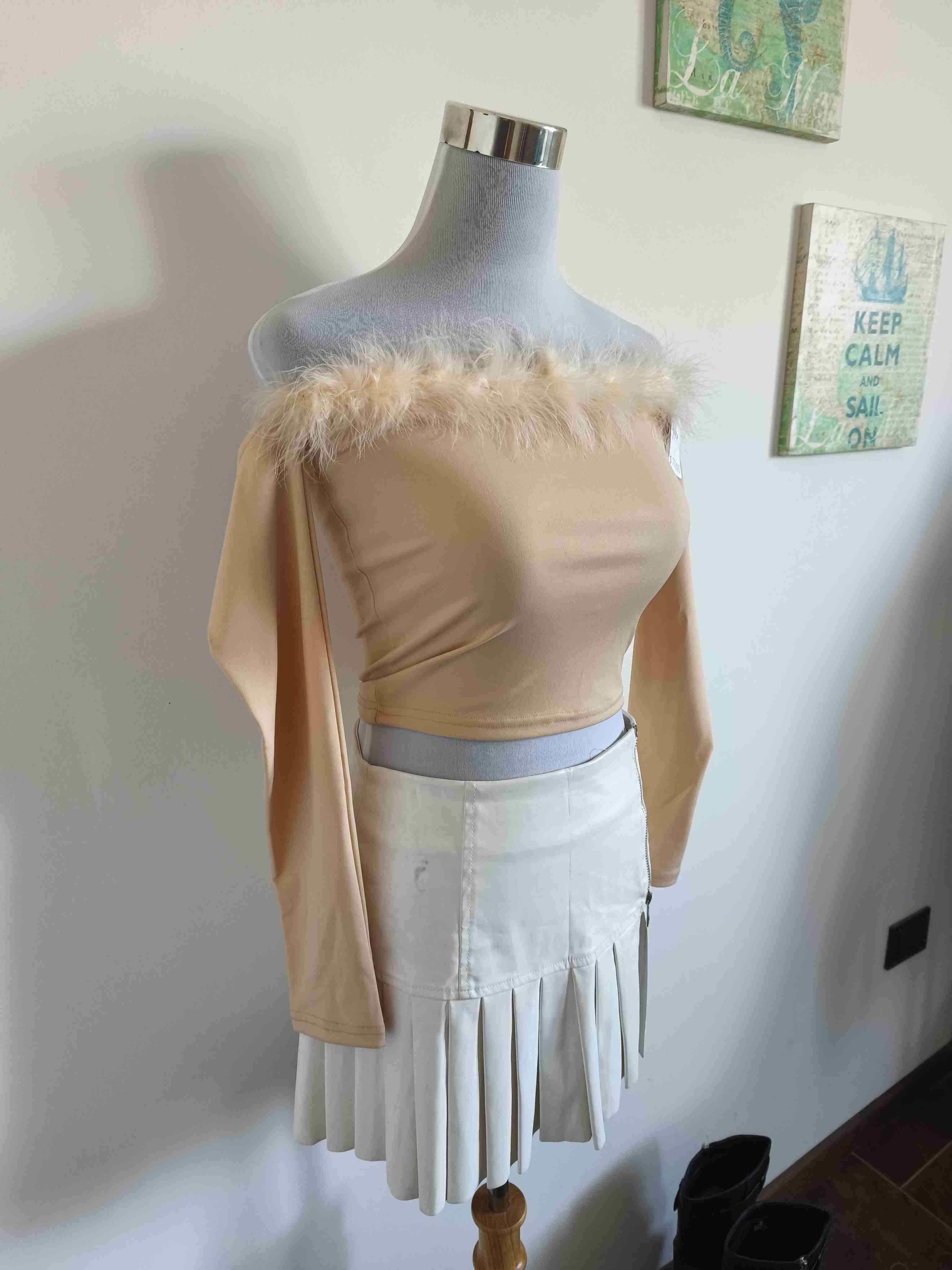 Top beige con plumas - 4