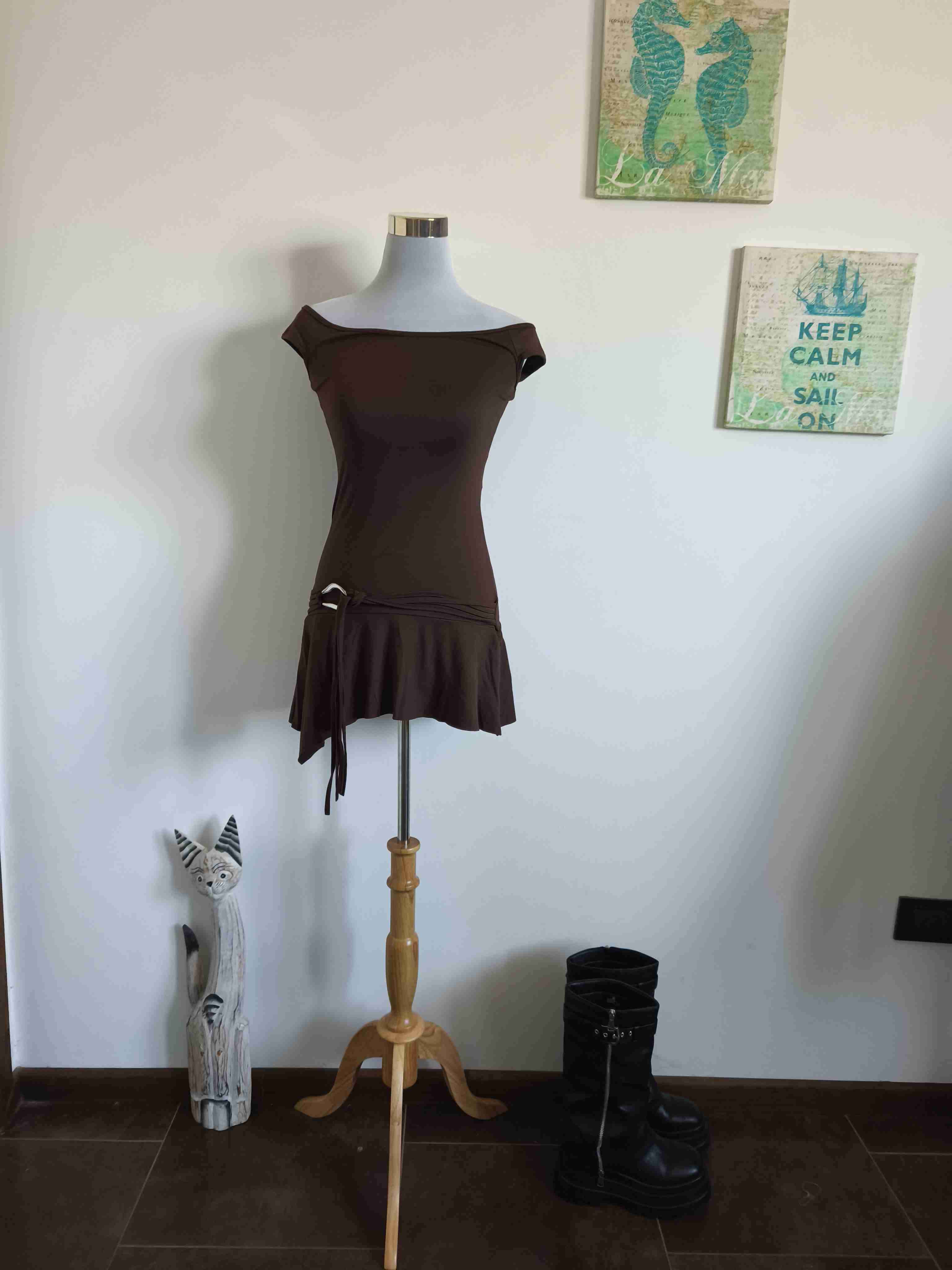 Vestido café con detalle - 1