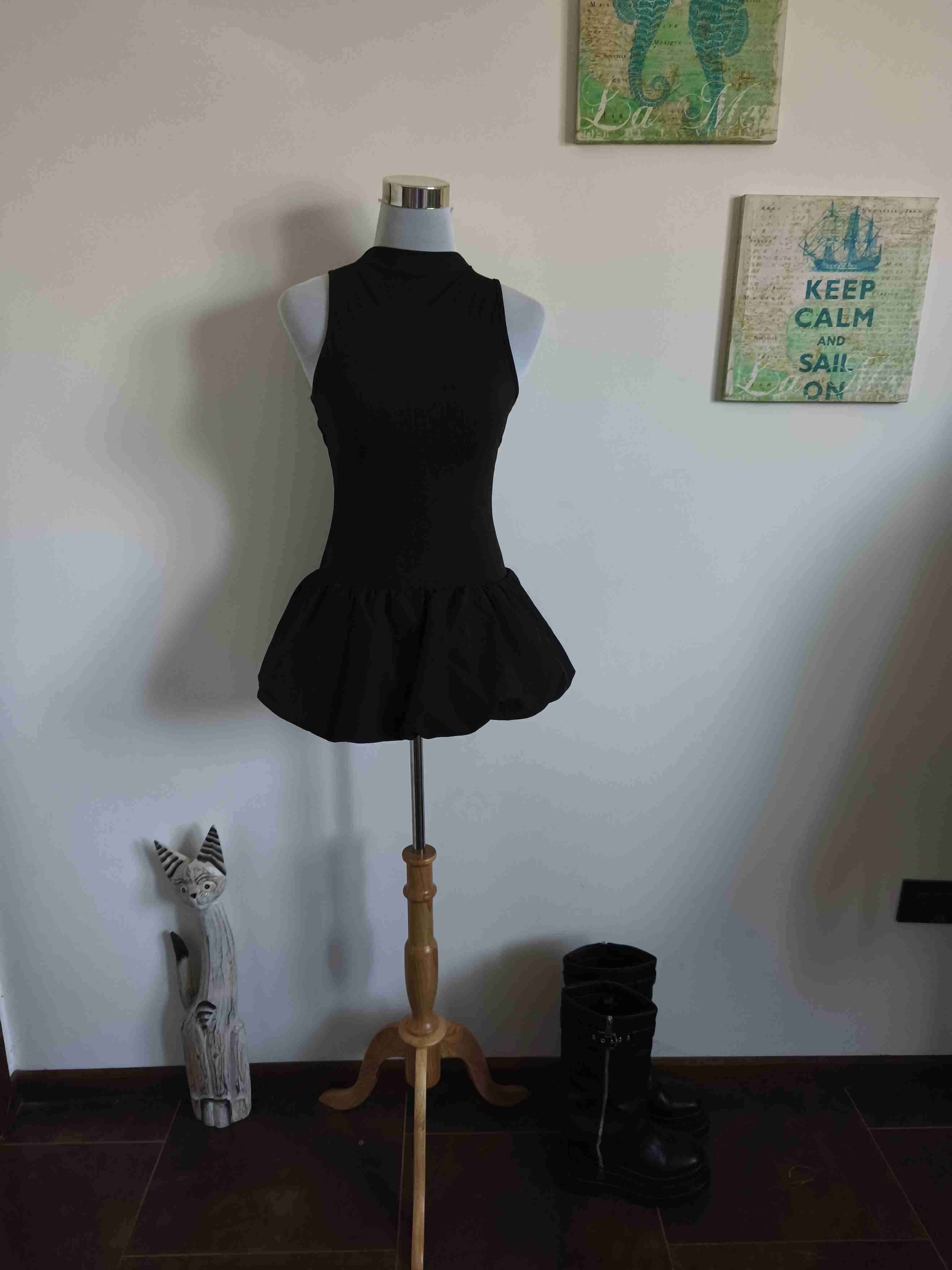 Vestido negro sin mangas - 1