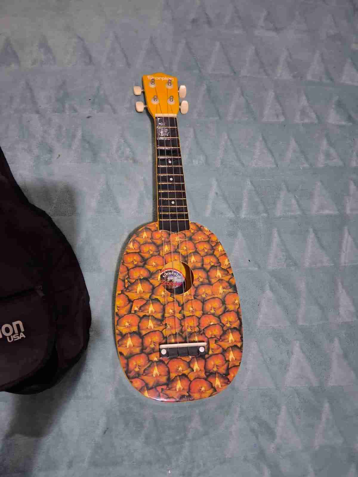 Ukulele con diseño de piñas - miniatura 2