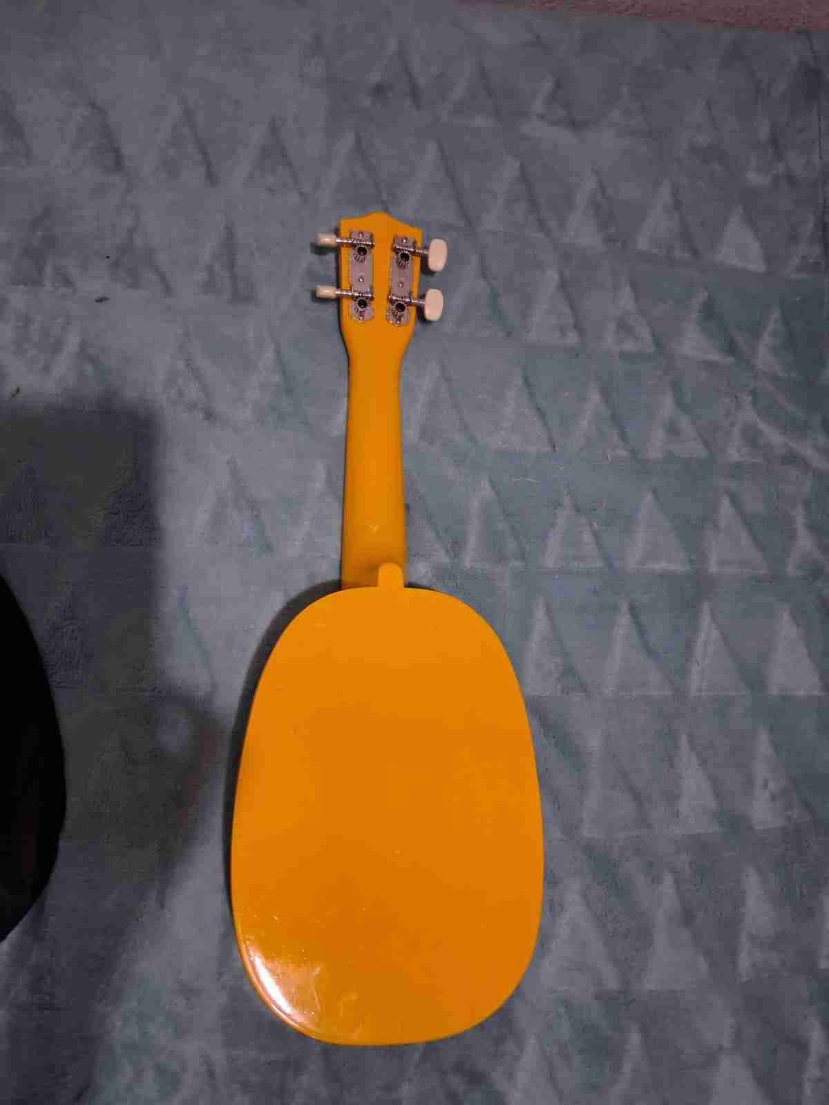 Ukulele con diseño de piñas - miniatura 3