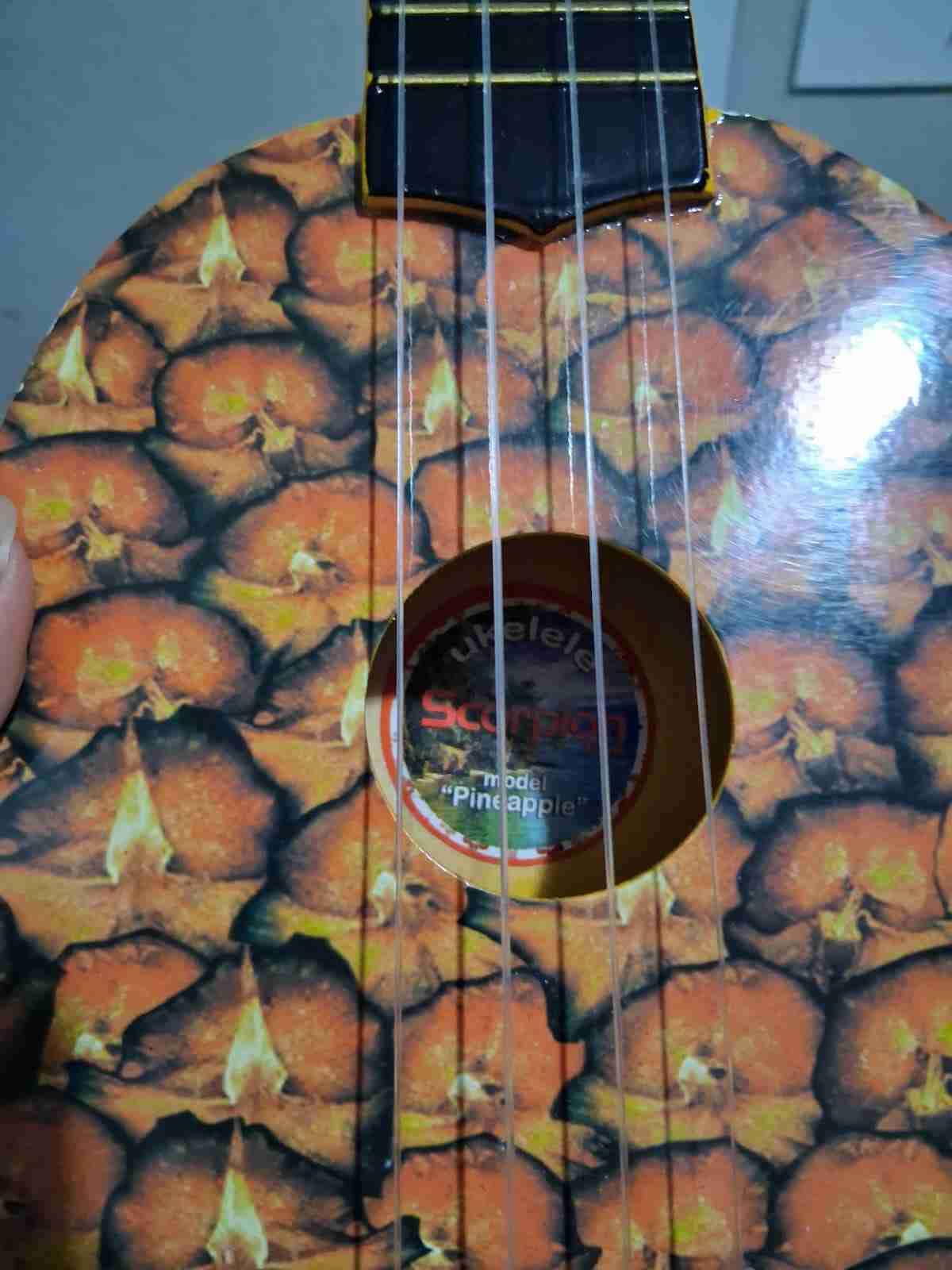 Ukulele con diseño de piñas - miniatura 4