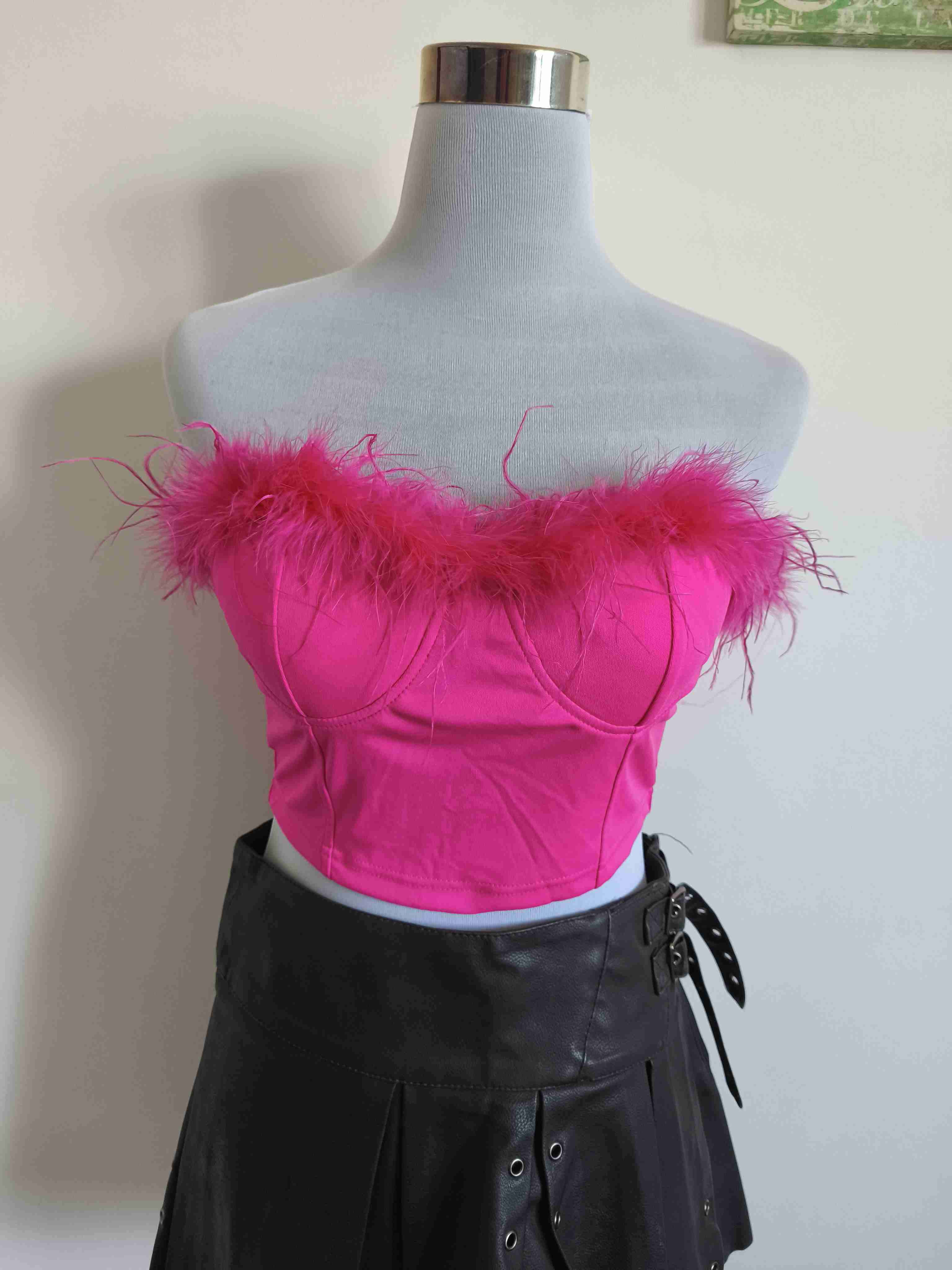 Top fucsia con plumas - 1