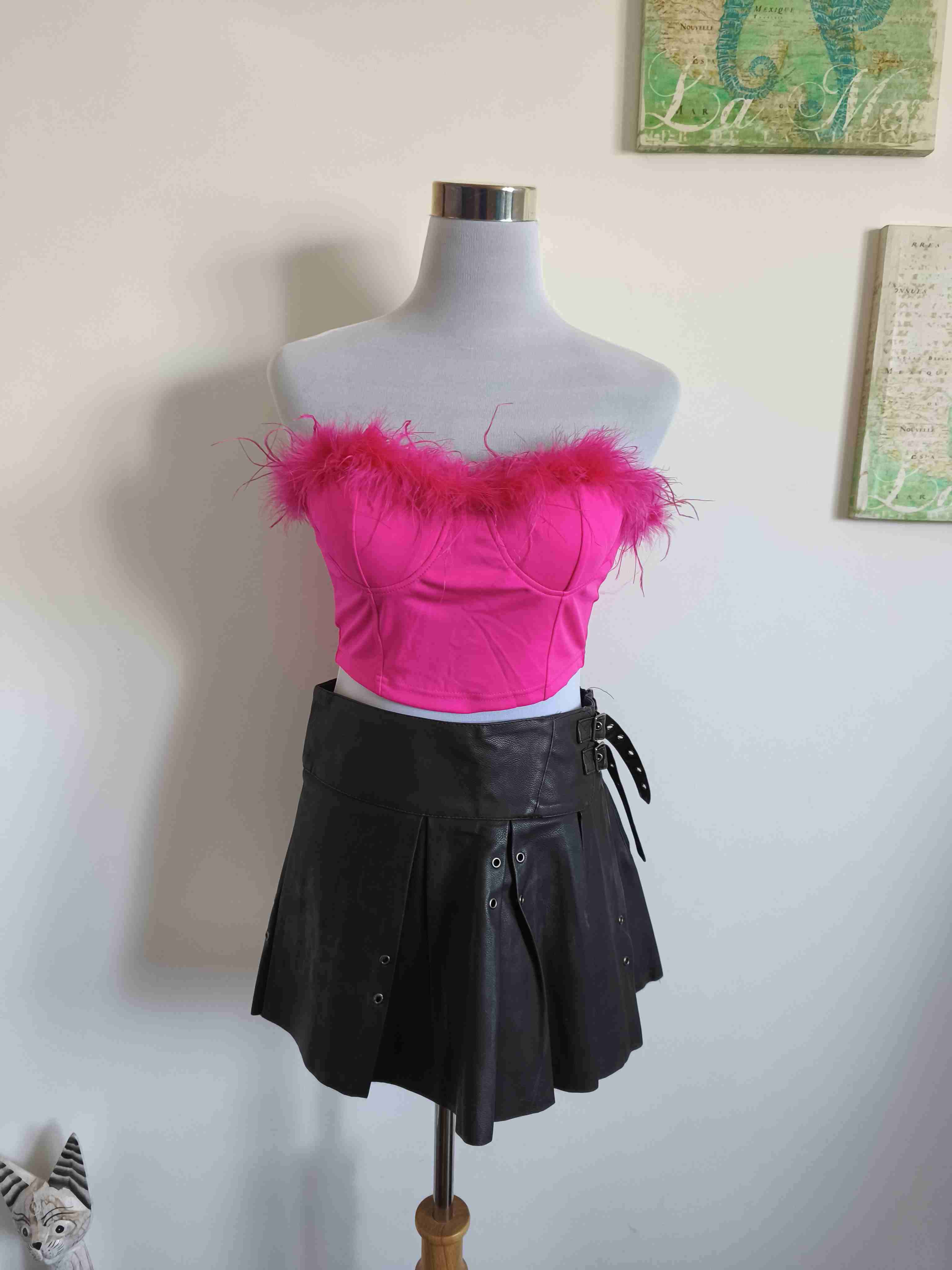 Top fucsia con plumas - 3