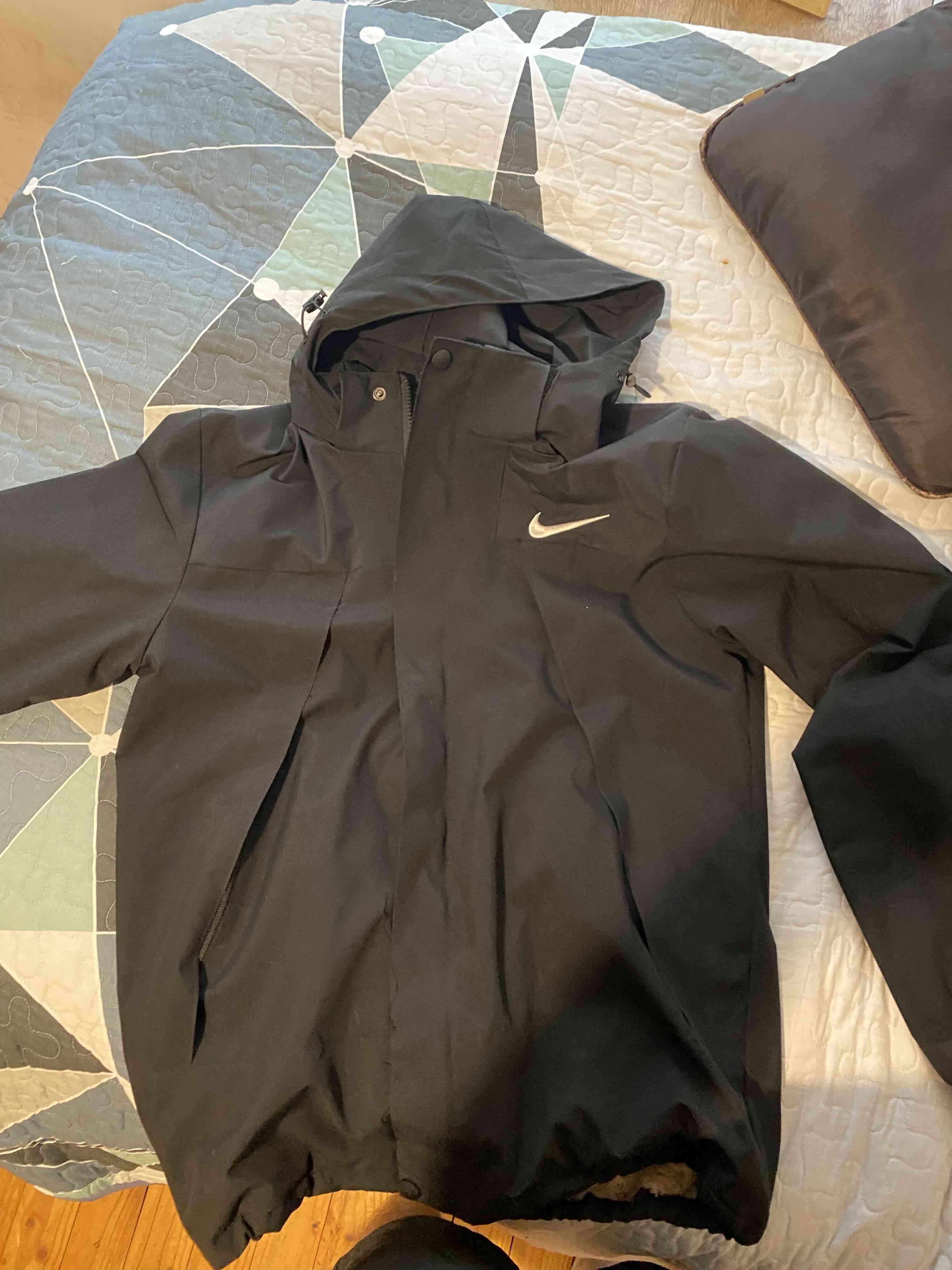 Chaqueta negra con capucha - 1