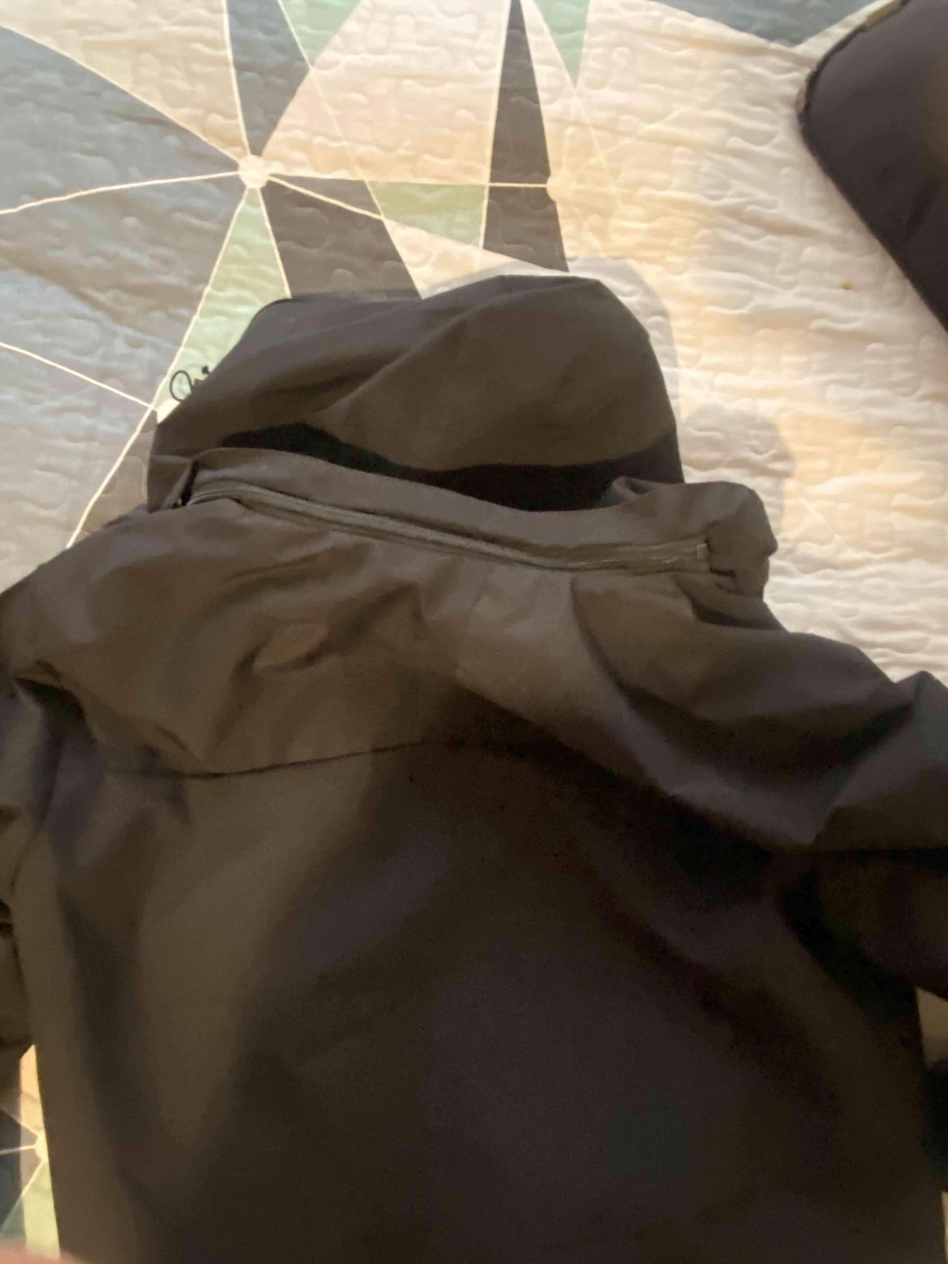 Chaqueta negra con capucha - 4