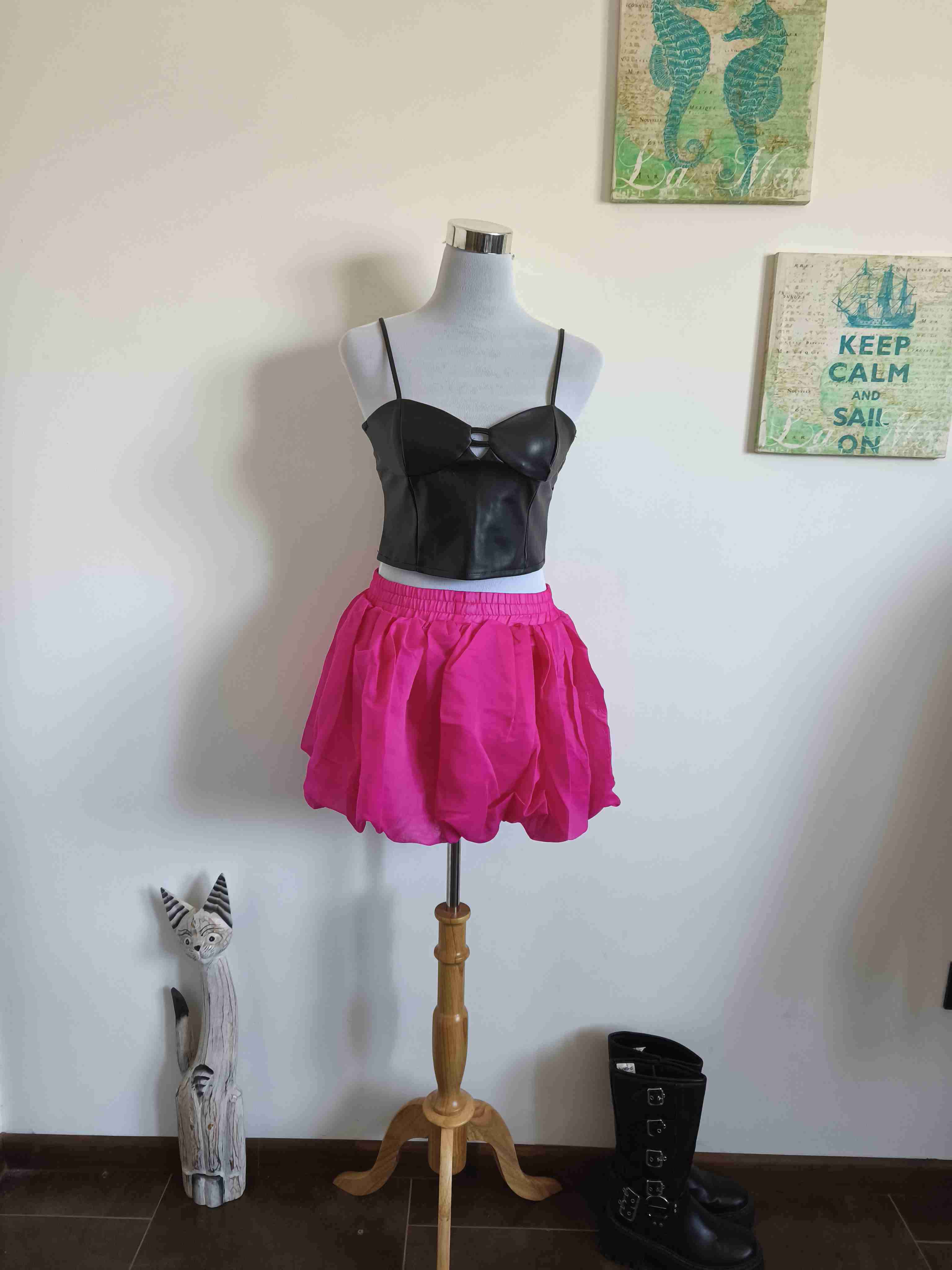 Falda fucsia con top negro - miniatura 1