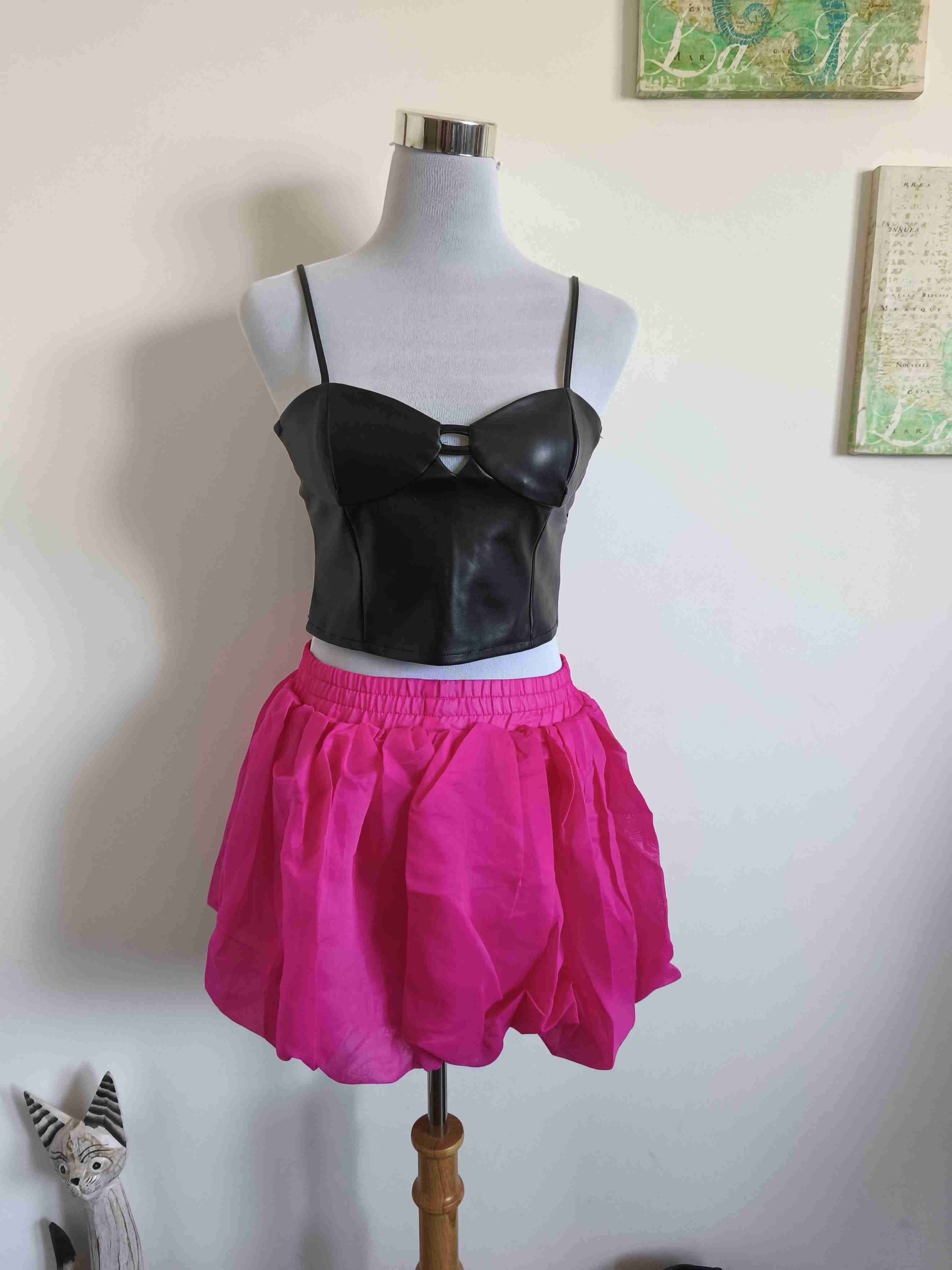 Falda fucsia con top negro - miniatura 2
