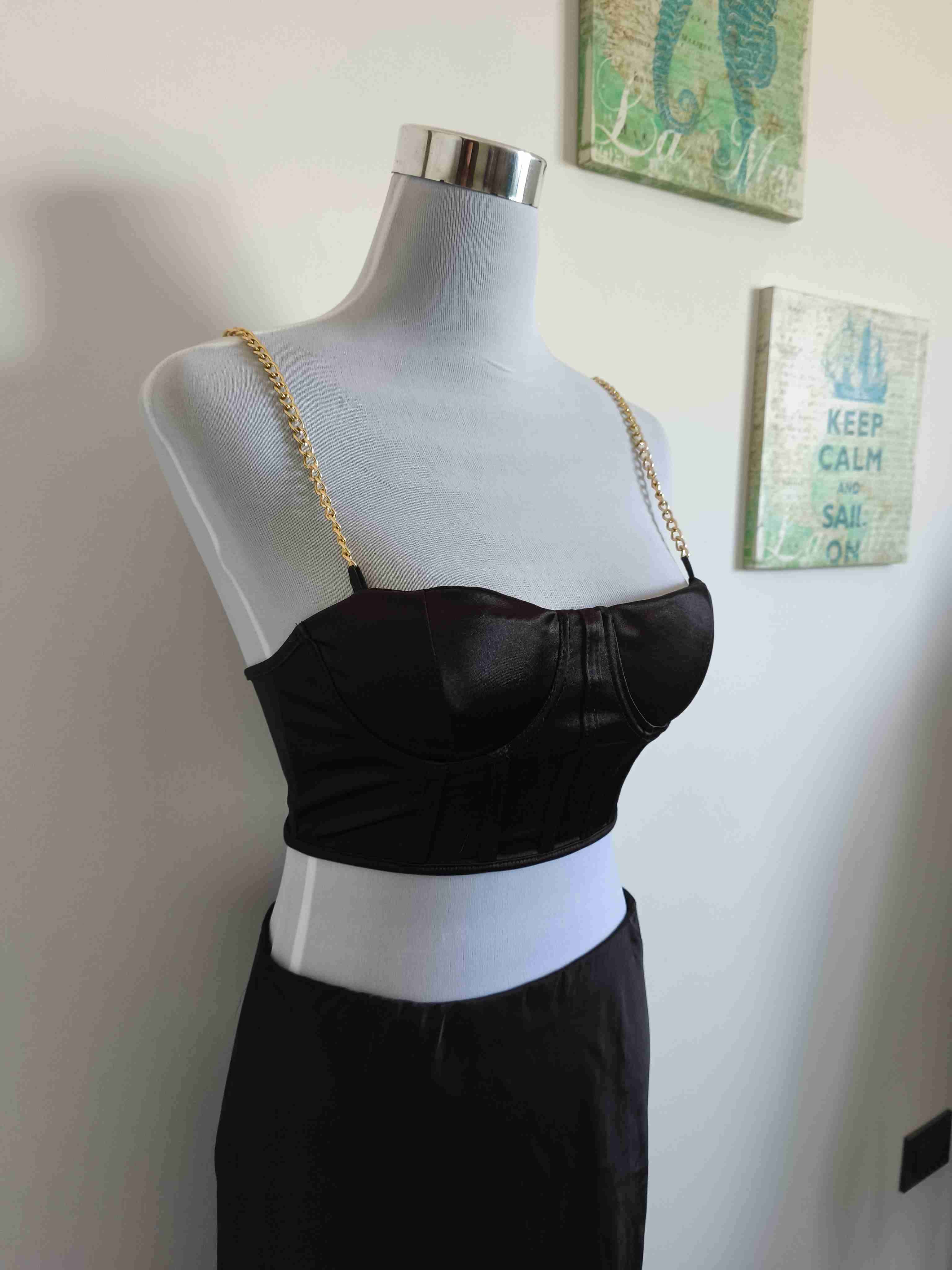 Top negro con tirantes dorados - 1