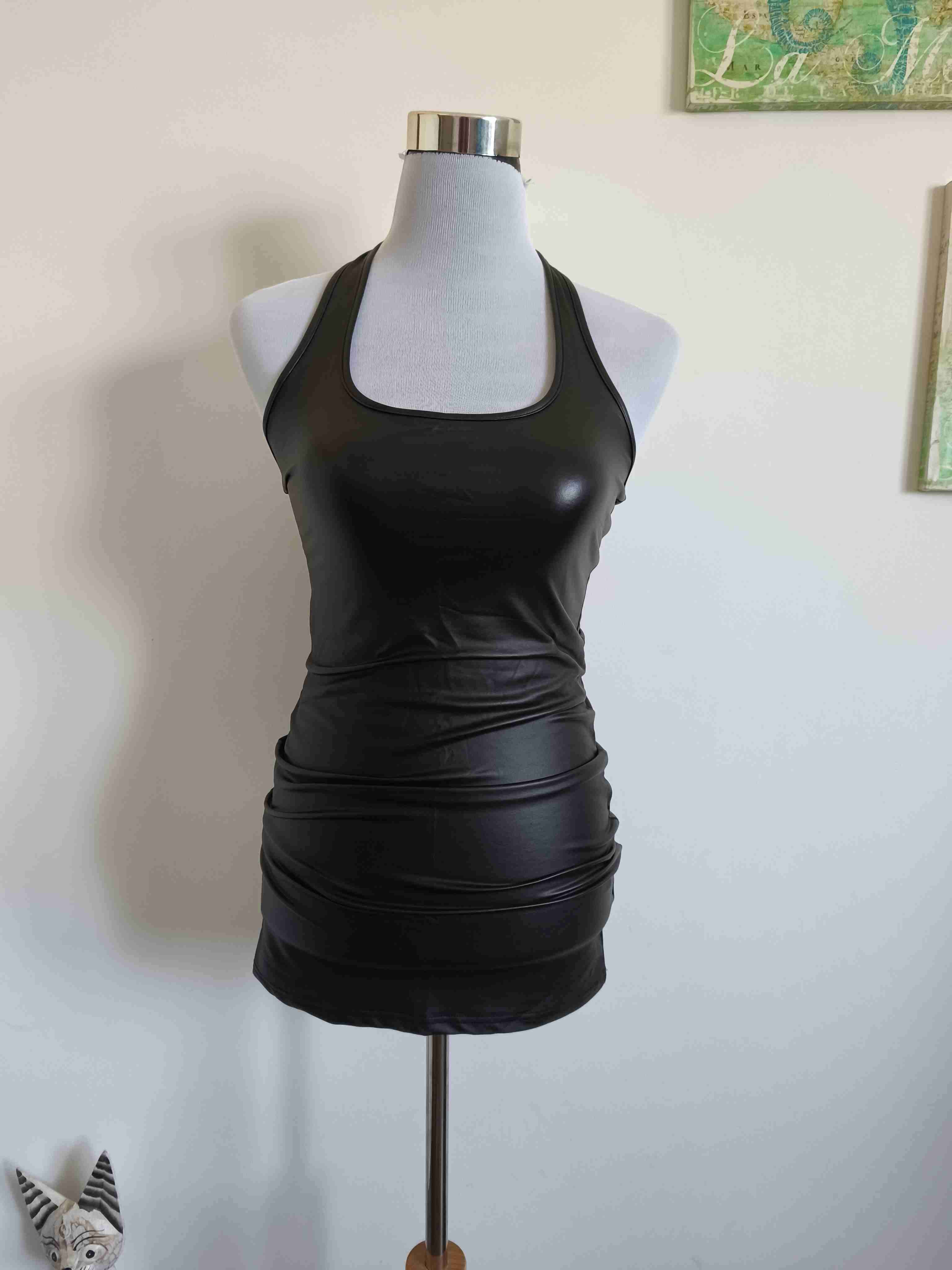 Vestido negro ajustado - 1