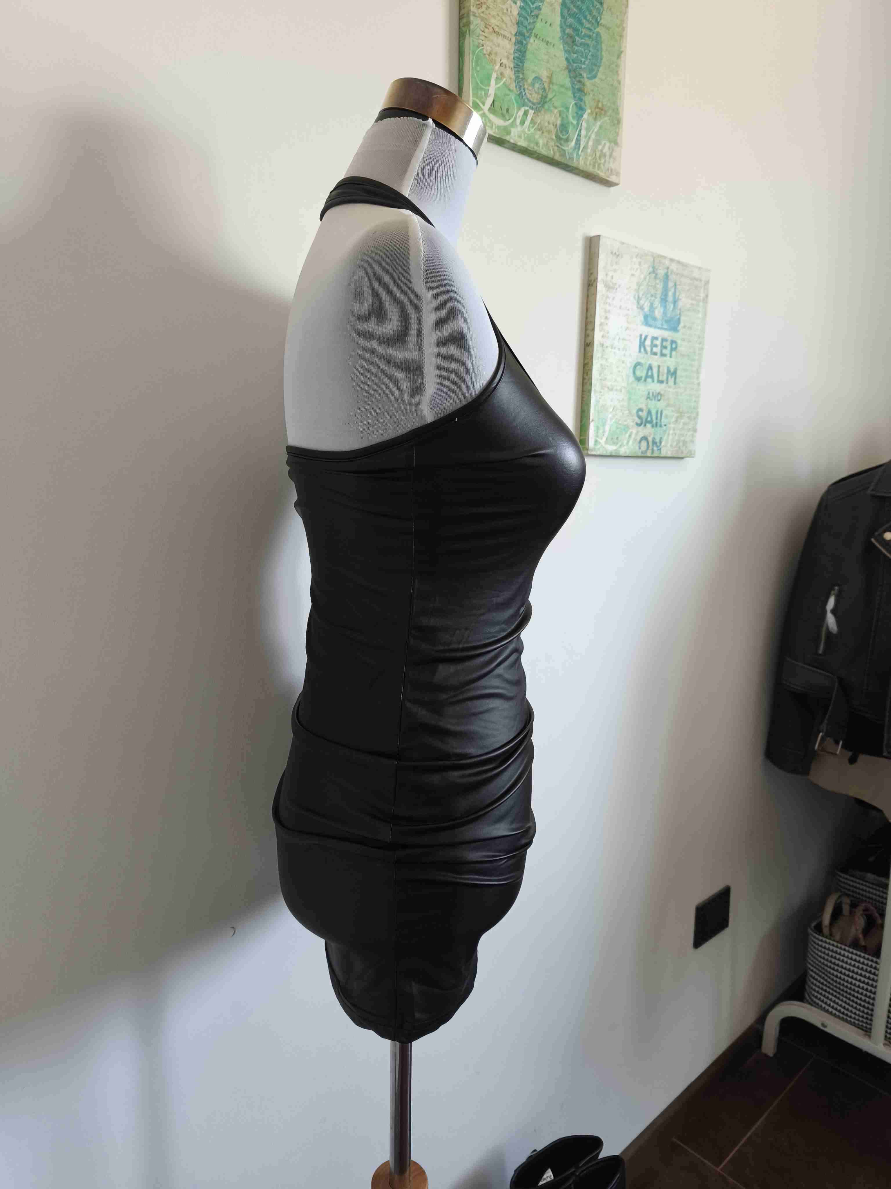 Vestido negro ajustado - 4