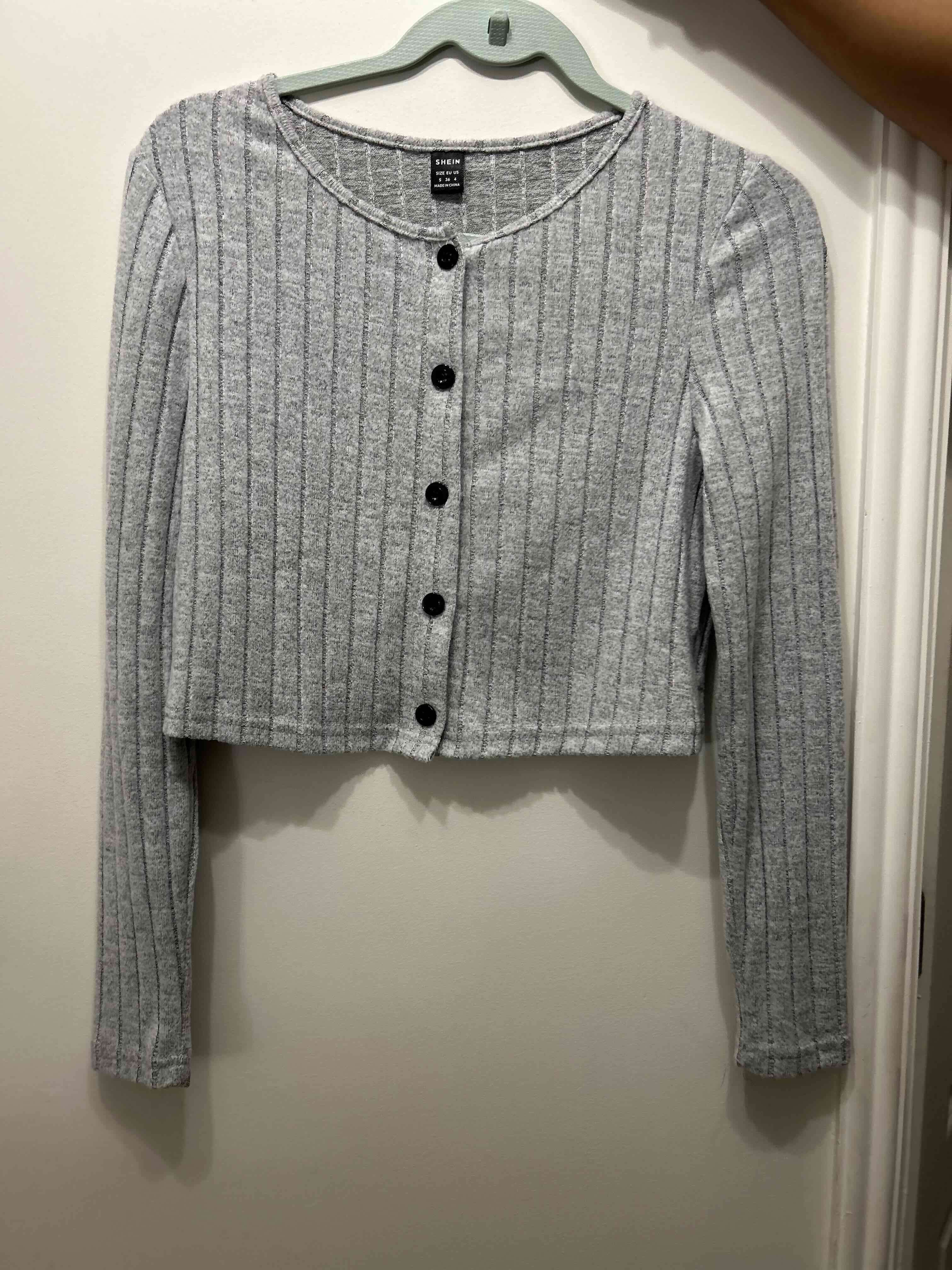 Cardigan gris con botones - 2