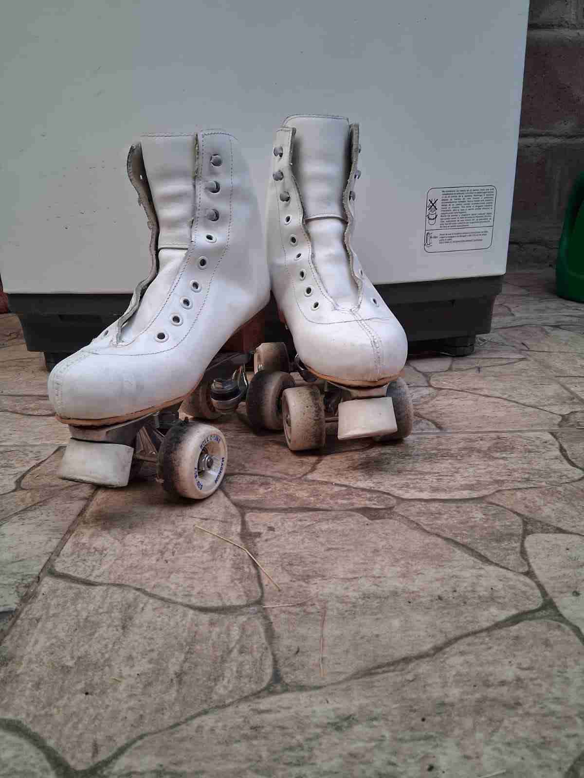 Patines artisticos de cuatro ruedas blancos - miniatura 2